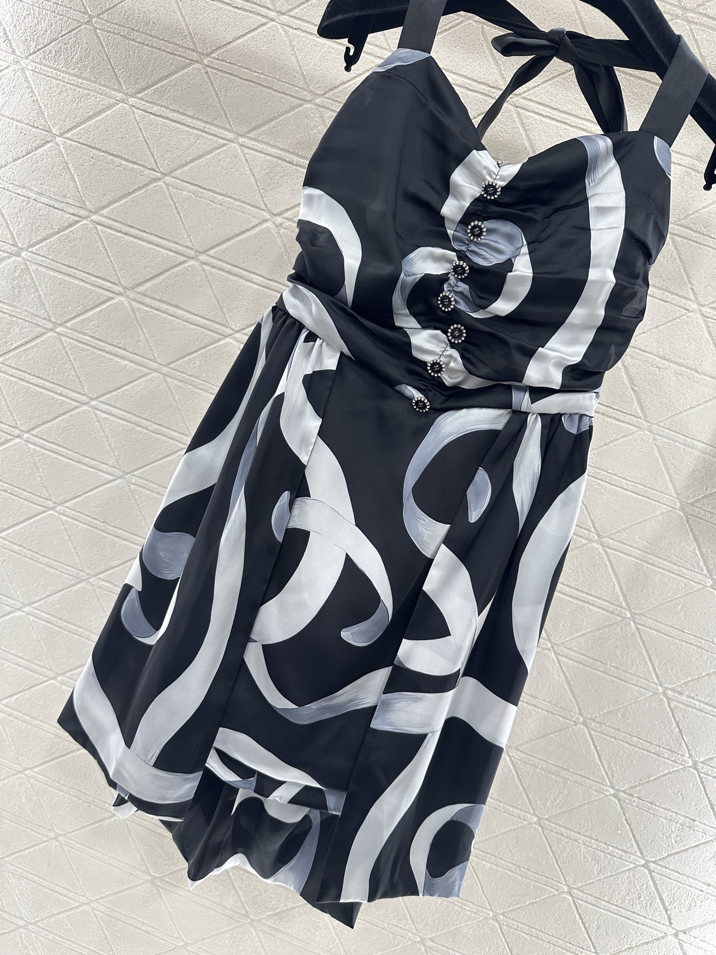 ♥Chane*♥2025新品上架 丝带印花吊带挂脖连衣裙定制YB进口丝绸材质，质地轻薄舒适，飘逸轻盈，吊