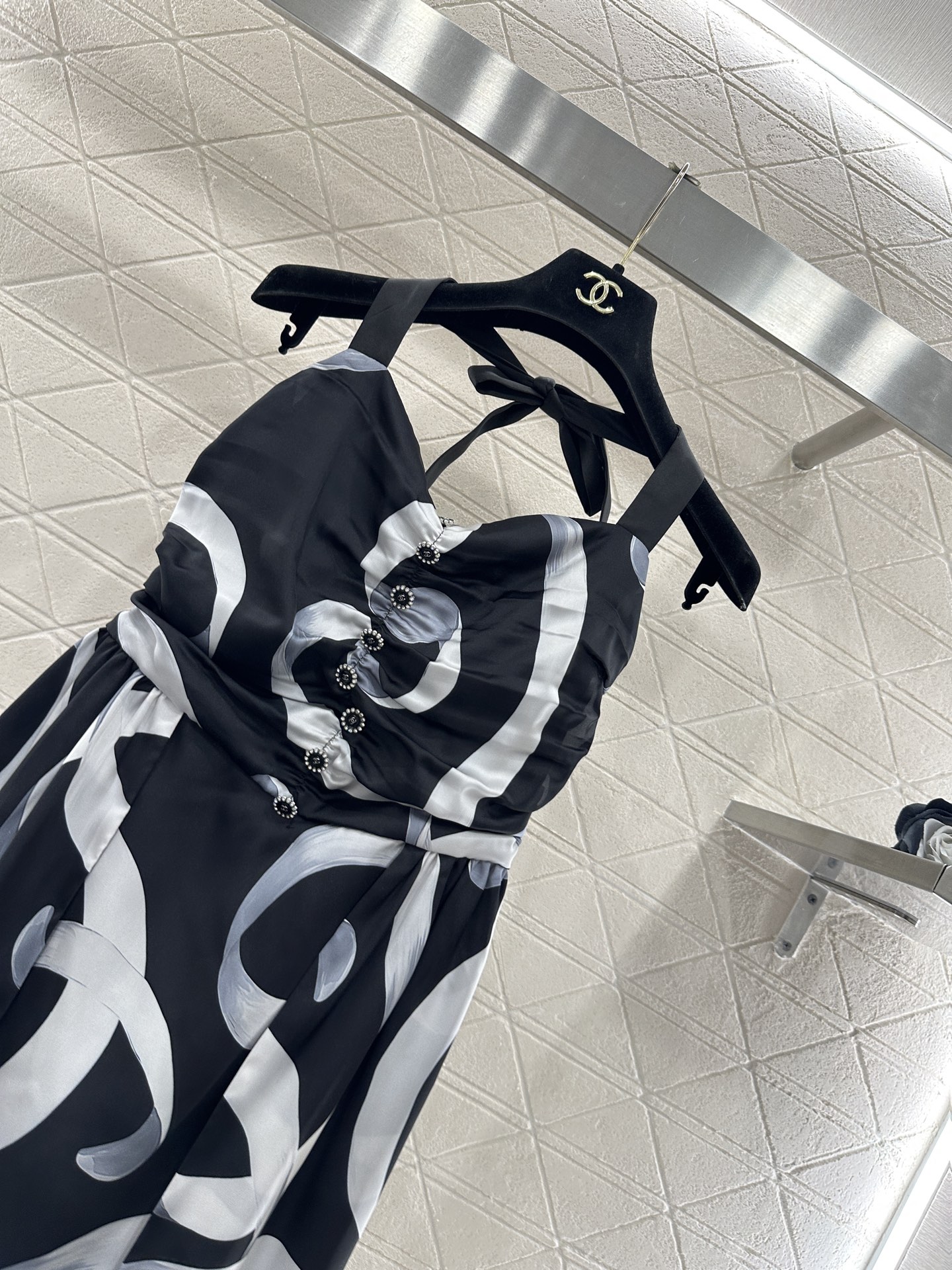 ♥Chane*♥2025新品上架 丝带印花吊带挂脖连衣裙定制YB进口丝绸材质，质地轻薄舒适，飘逸轻盈，吊