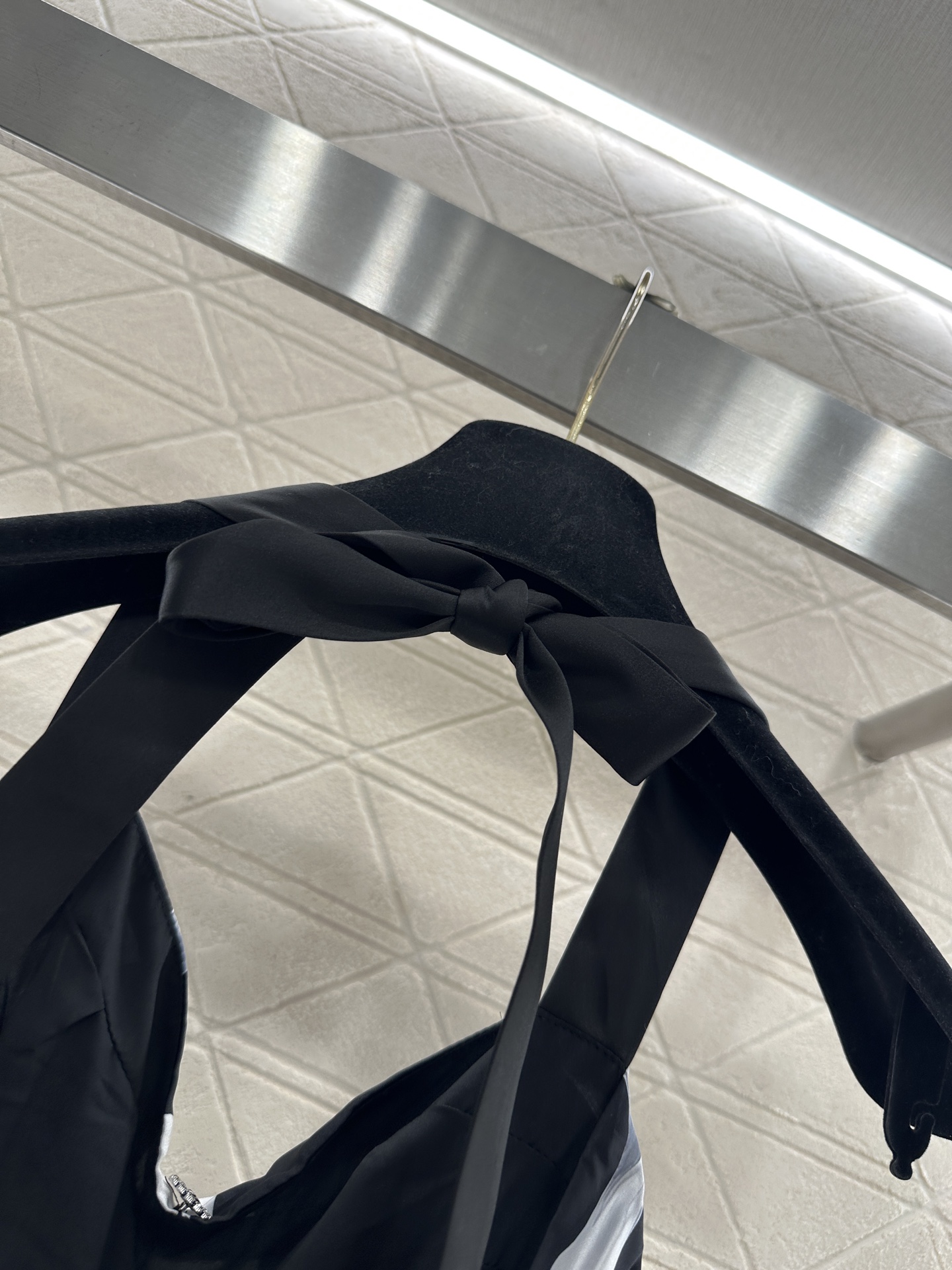 ♥Chane*♥2025新品上架 丝带印花吊带挂脖连衣裙定制YB进口丝绸材质，质地轻薄舒适，飘逸轻盈，吊