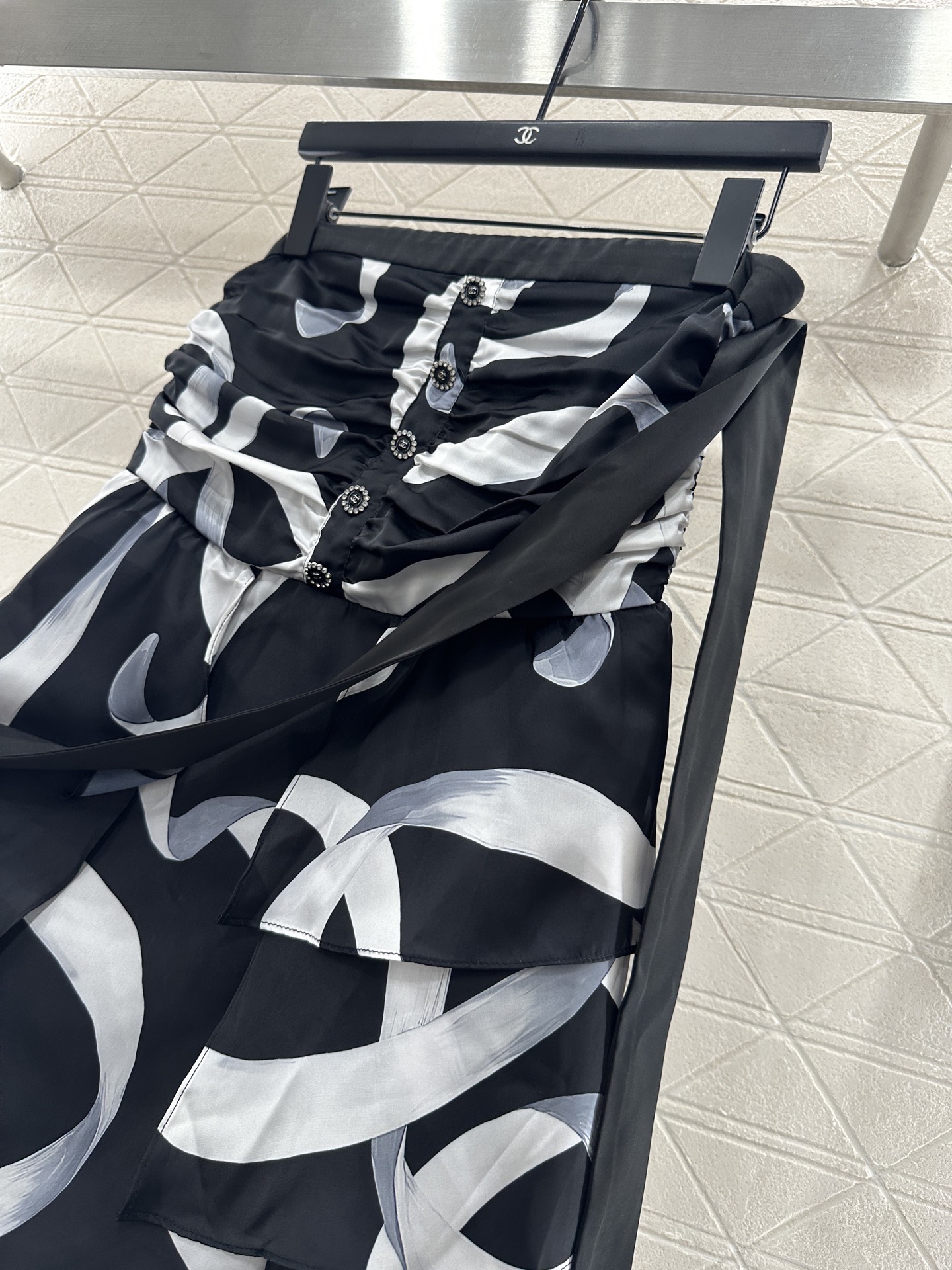 ♥Chane*♥2025新品上架 丝带印花抹胸连衣裙定制YB进口丝绸材质，质地轻薄舒适，飘逸轻盈，平口抹