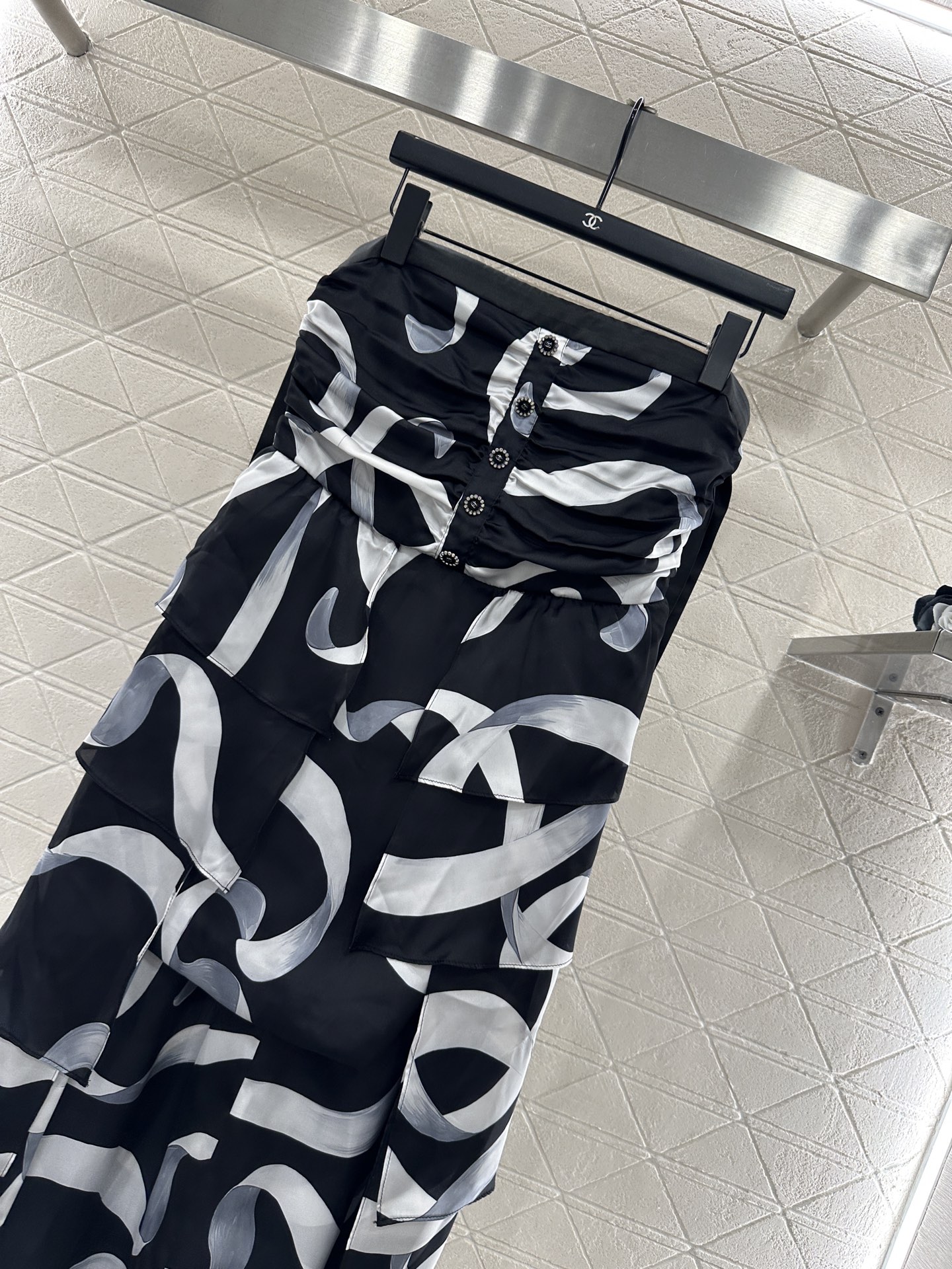 ♥Chane*♥2025新品上架 丝带印花抹胸连衣裙定制YB进口丝绸材质，质地轻薄舒适，飘逸轻盈，平口抹