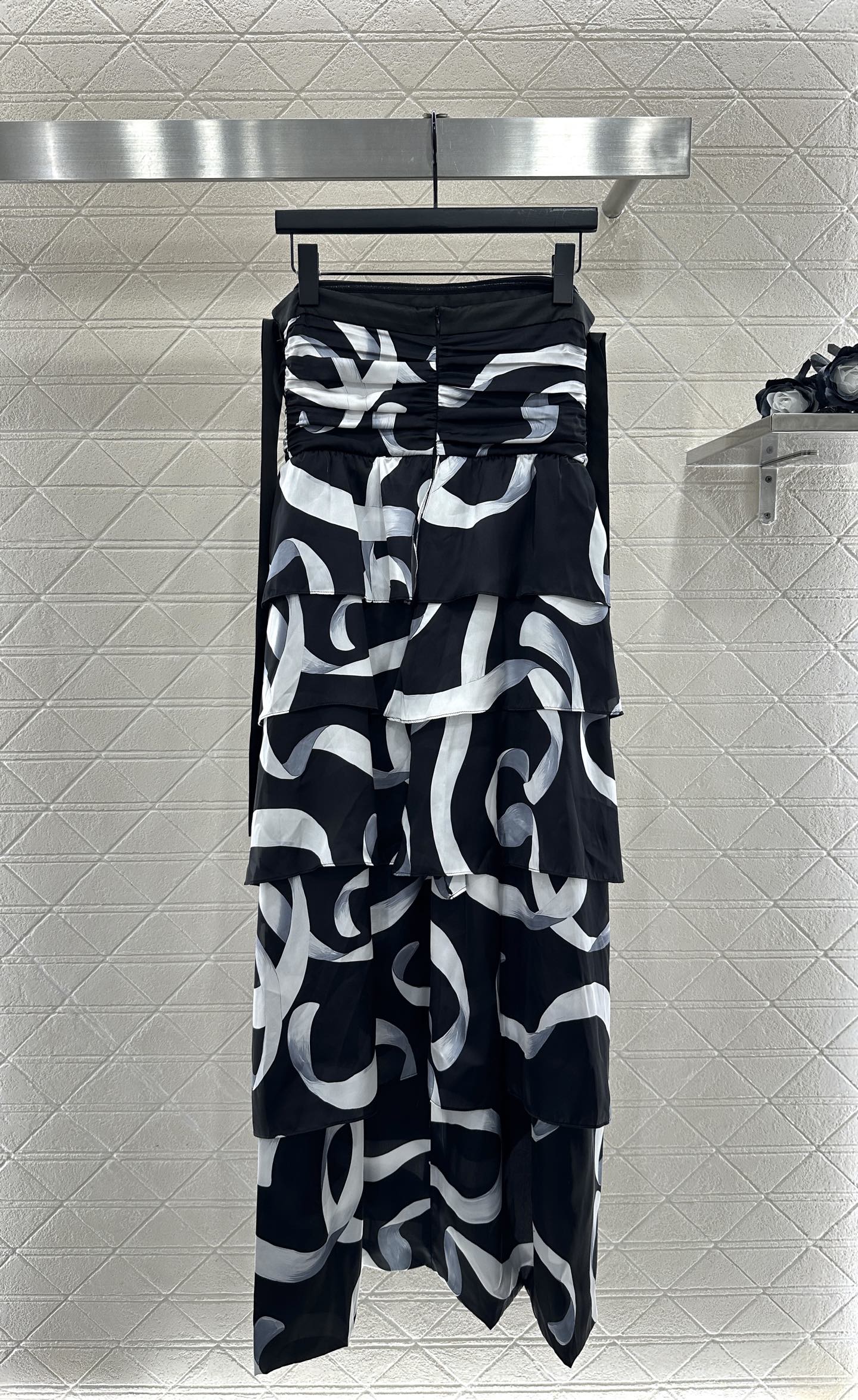 ♥Chane*♥2025新品上架 丝带印花抹胸连衣裙定制YB进口丝绸材质，质地轻薄舒适，飘逸轻盈，平口抹