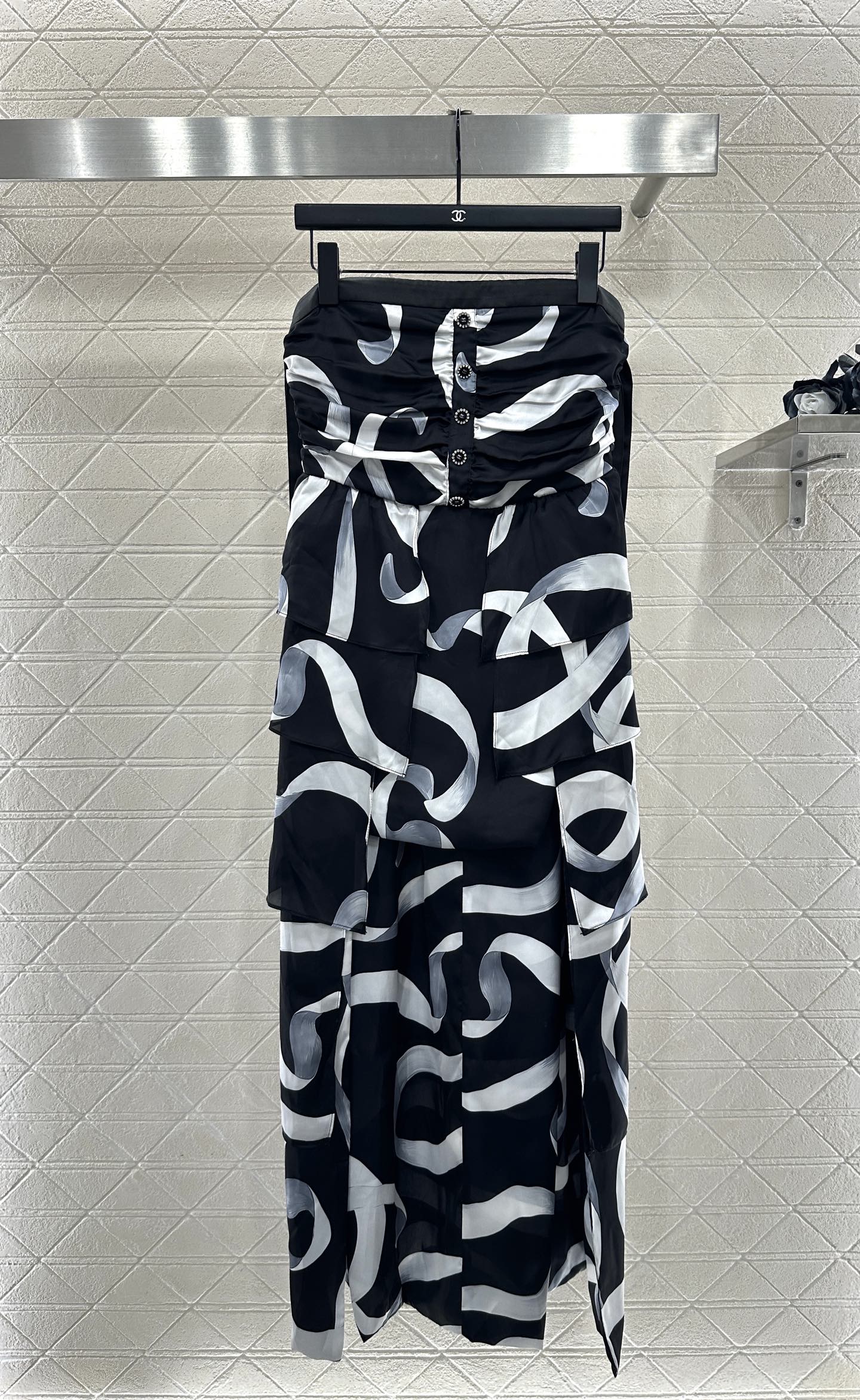 ♥Chane*♥2025新品上架 丝带印花抹胸连衣裙定制YB进口丝绸材质，质地轻薄舒适，飘逸轻盈，平口抹