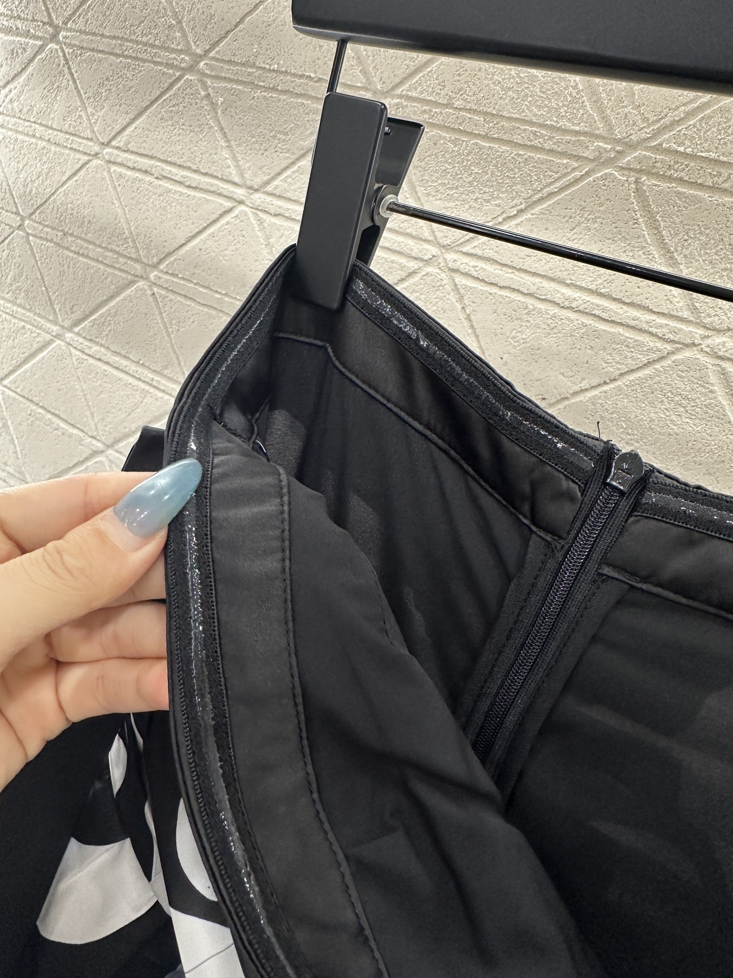 ♥Chane*♥2025新品上架 丝带印花抹胸连衣裙定制YB进口丝绸材质，质地轻薄舒适，飘逸轻盈，平口抹