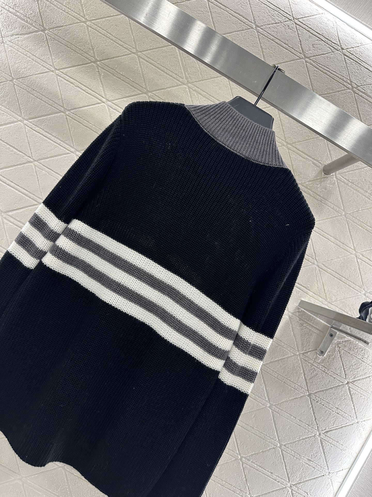 ♥Dio*♥2025新品上架 小高领撞色针织上衣定制YB羊毛纱线织造，细腻柔软，弹力十足，精致翻领上衣版