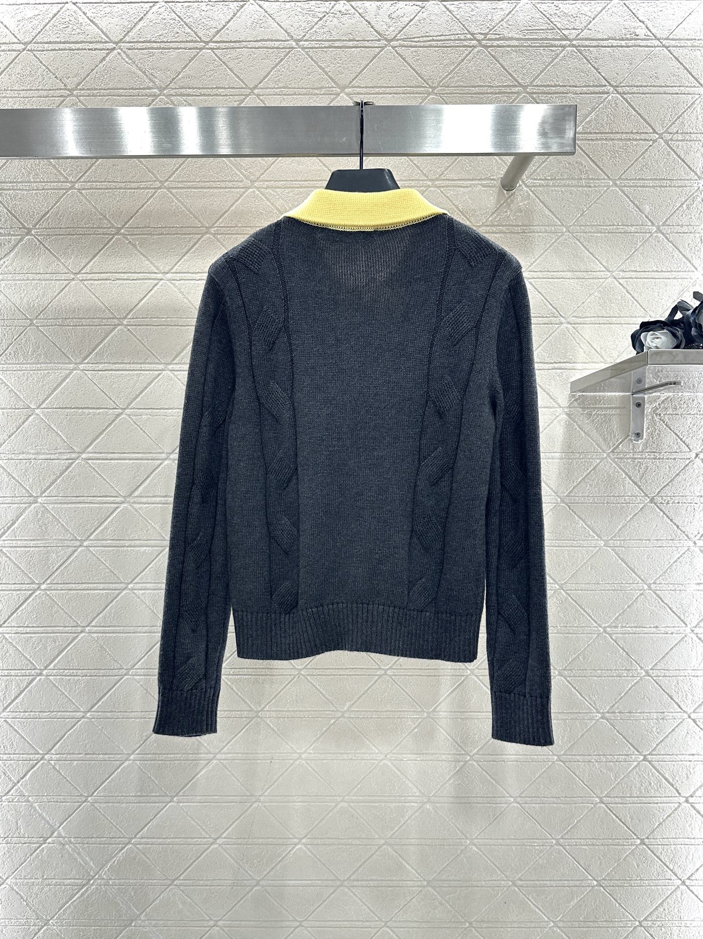 ♥Miumi*♥2025新品上架 撞色假两件针织上衣定制YB羊毛纱线织造，亲肤舒适，柔软有质感，翻领针织