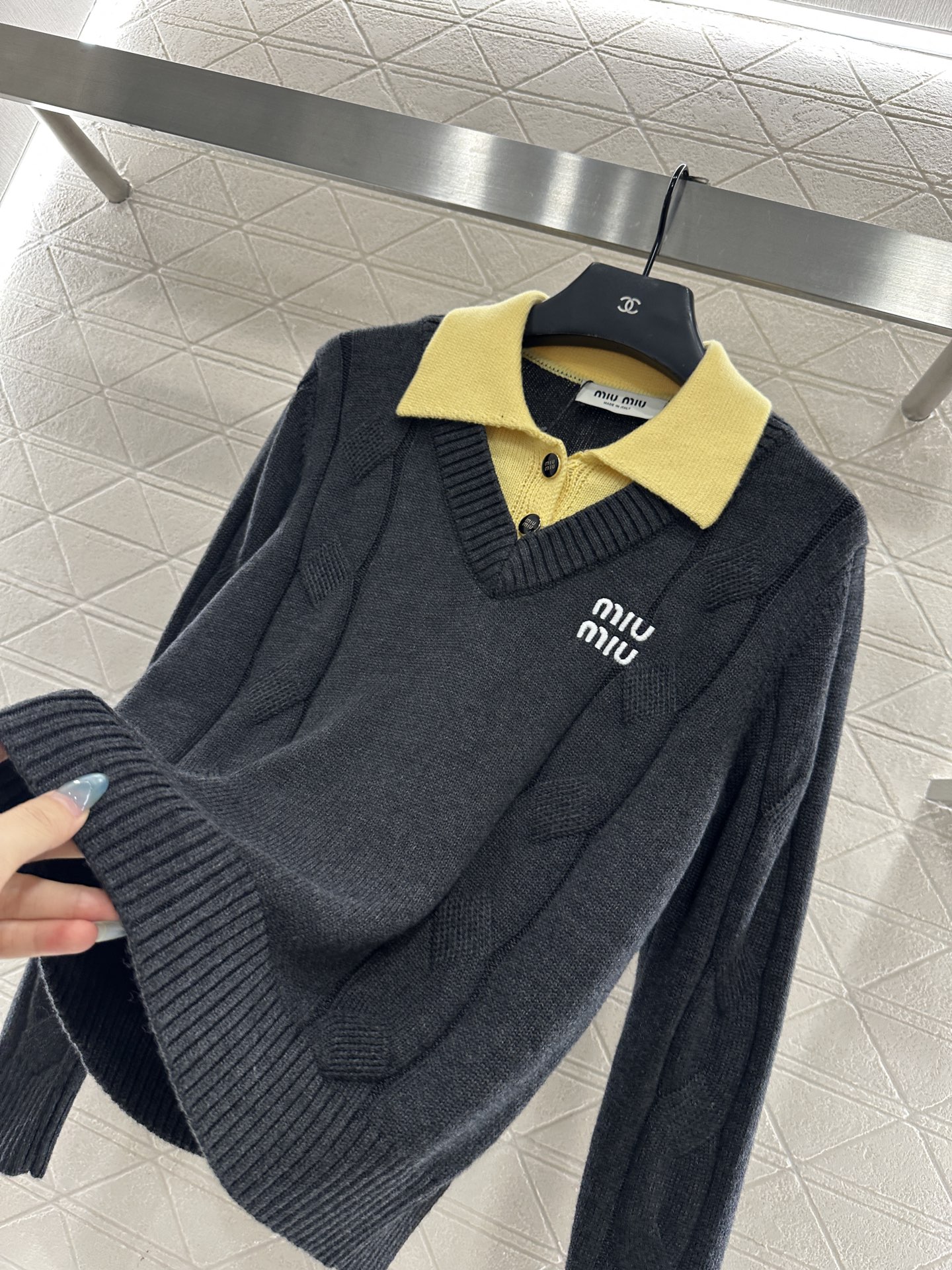 ♥Miumi*♥2025新品上架 撞色假两件针织上衣定制YB羊毛纱线织造，亲肤舒适，柔软有质感，翻领针织