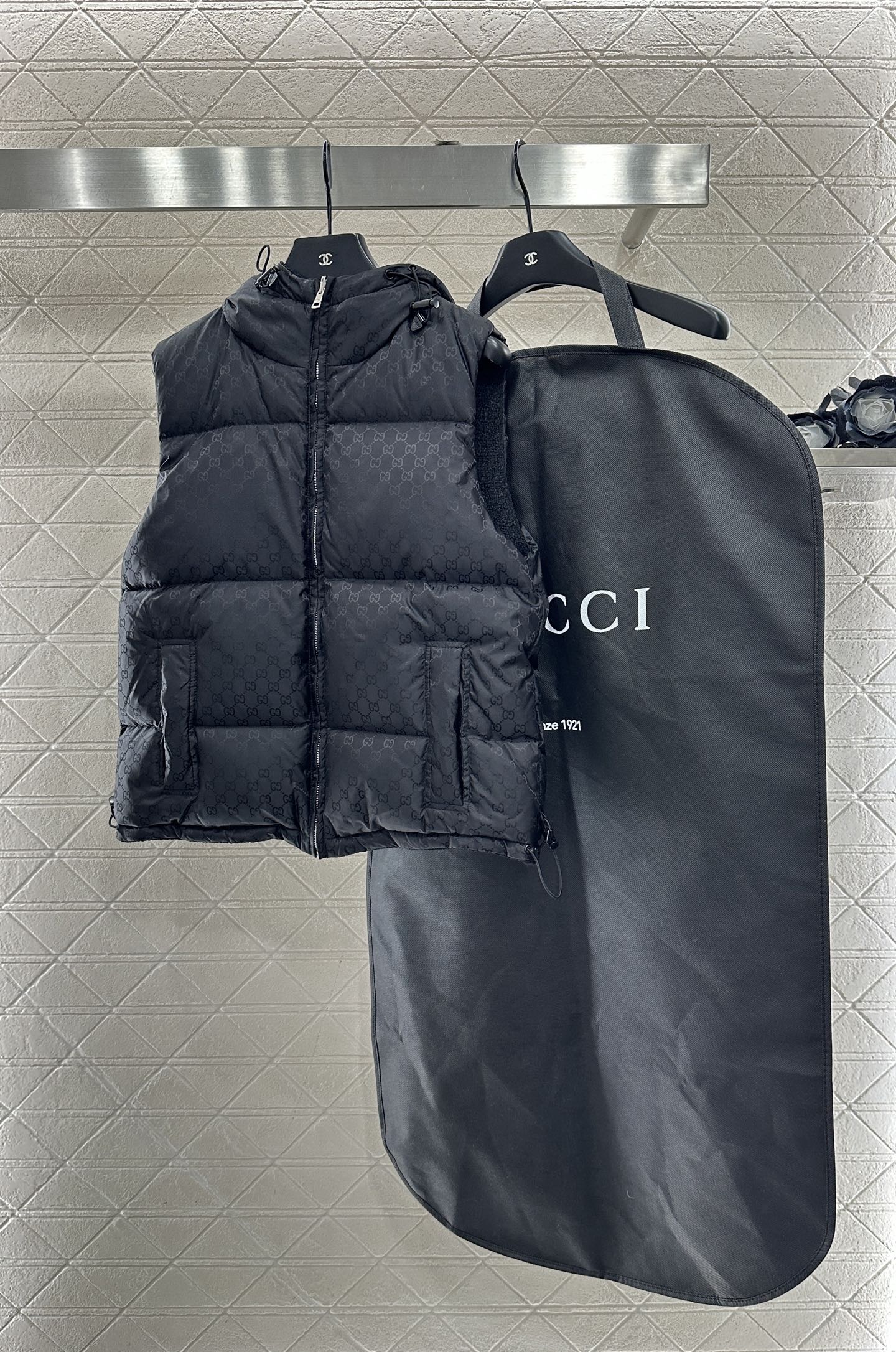 ♥Gucc*♥2025新品上架 连帽两面穿羽绒马甲定制YB防风防水尼龙➕毛呢材质，羽绒填充内里，整件轻盈