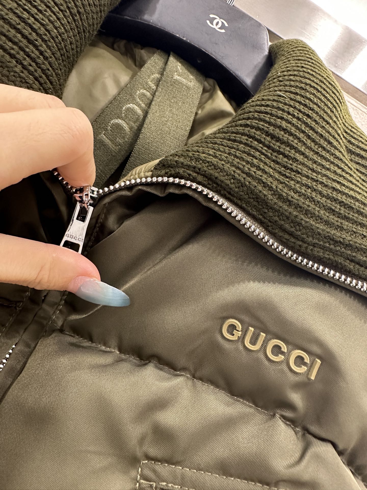 ♥Gucc*♥2025新品上架 针织翻领拉链羽绒服定制YB防风防水尼龙材质，羽绒填充内里，整件轻盈保暖，