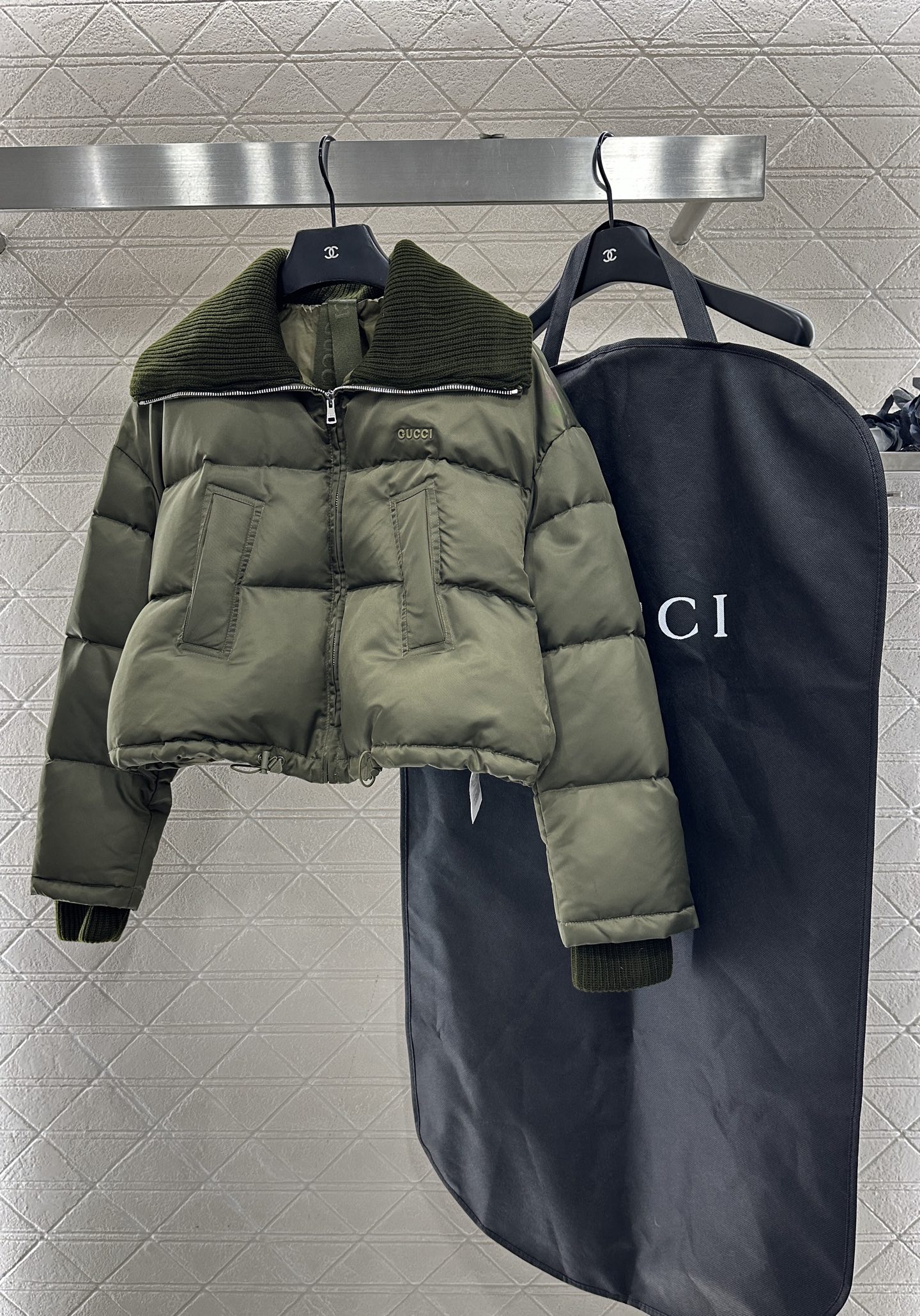 ♥Gucc*♥2025新品上架 针织翻领拉链羽绒服定制YB防风防水尼龙材质，羽绒填充内里，整件轻盈保暖，