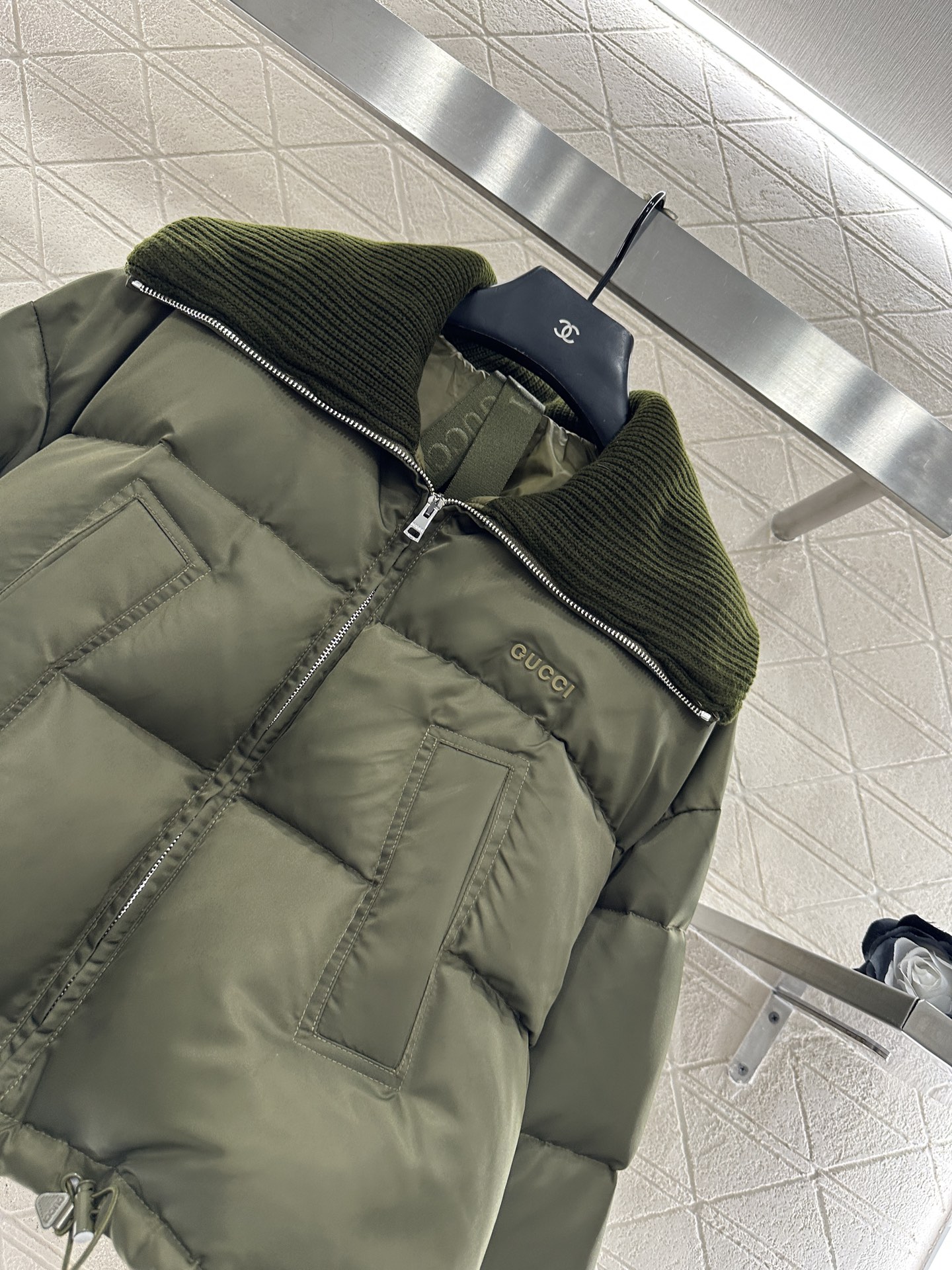 ♥Gucc*♥2025新品上架 针织翻领拉链羽绒服定制YB防风防水尼龙材质，羽绒填充内里，整件轻盈保暖，