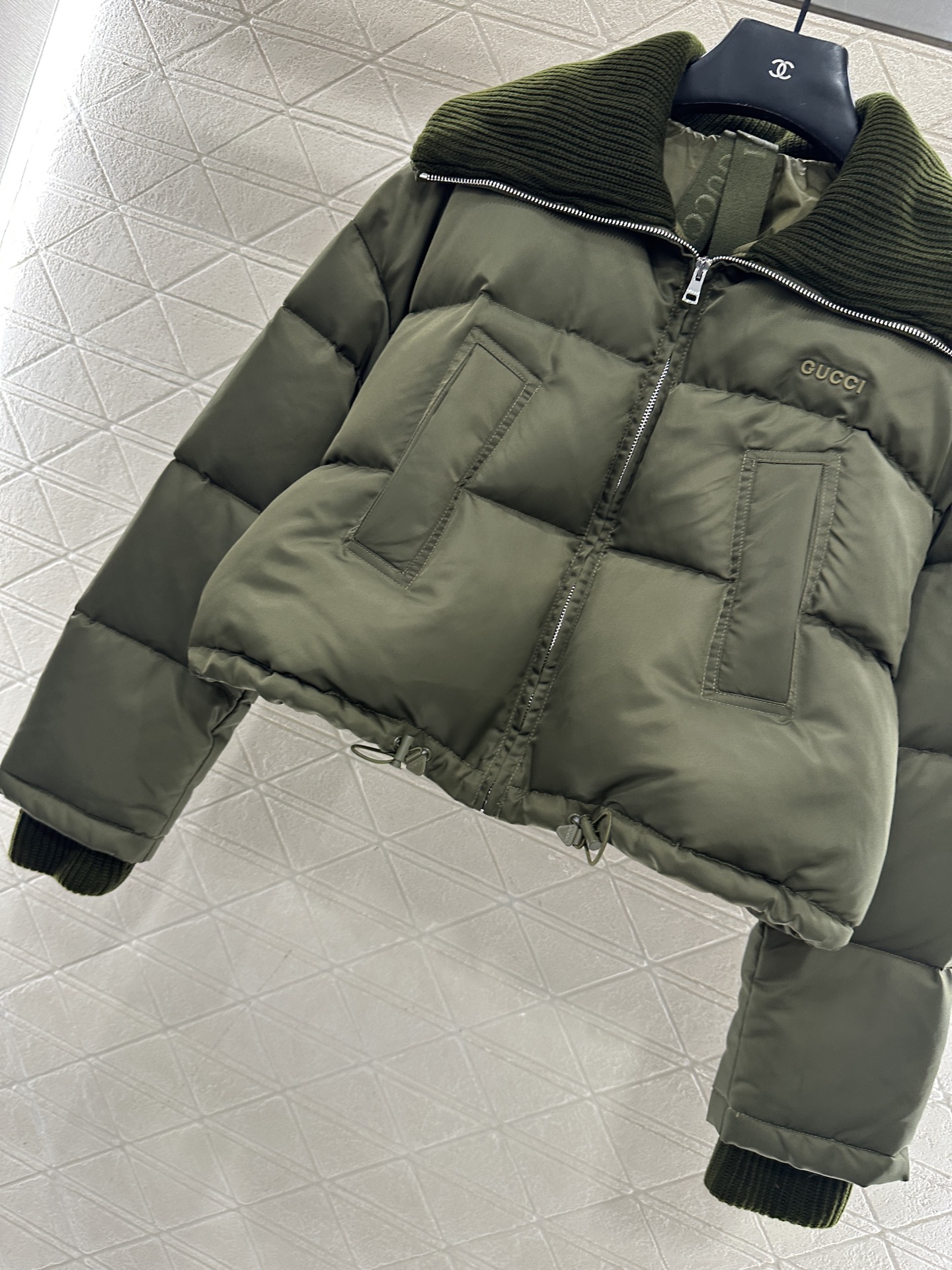 ♥Gucc*♥2025新品上架 针织翻领拉链羽绒服定制YB防风防水尼龙材质，羽绒填充内里，整件轻盈保暖，