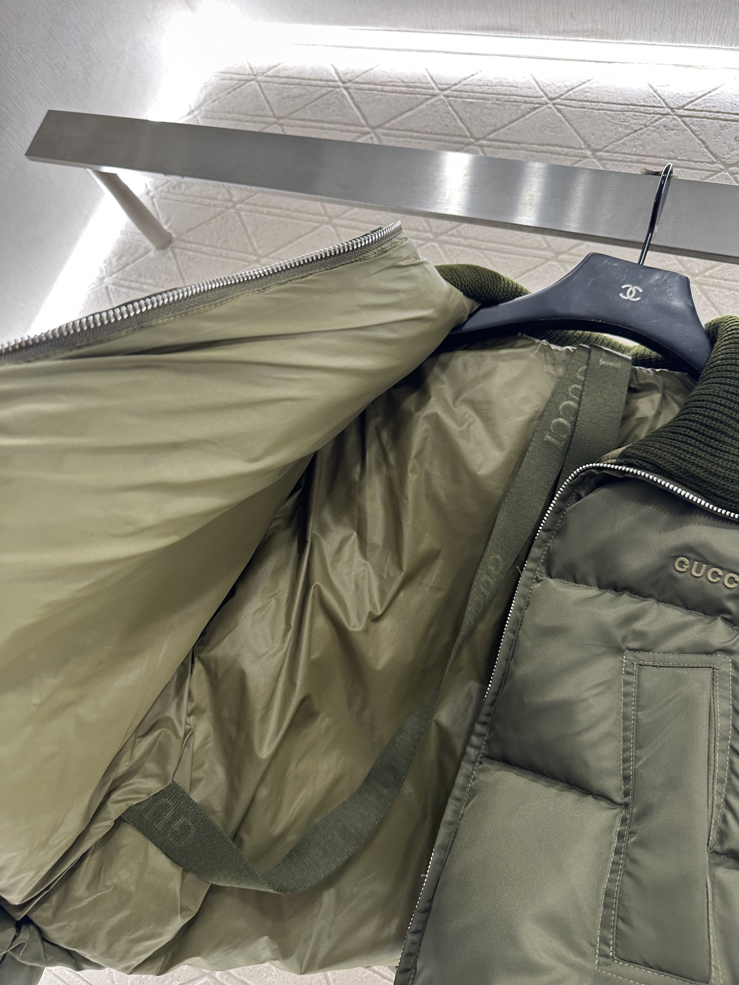 ♥Gucc*♥2025新品上架 针织翻领拉链羽绒服定制YB防风防水尼龙材质，羽绒填充内里，整件轻盈保暖，