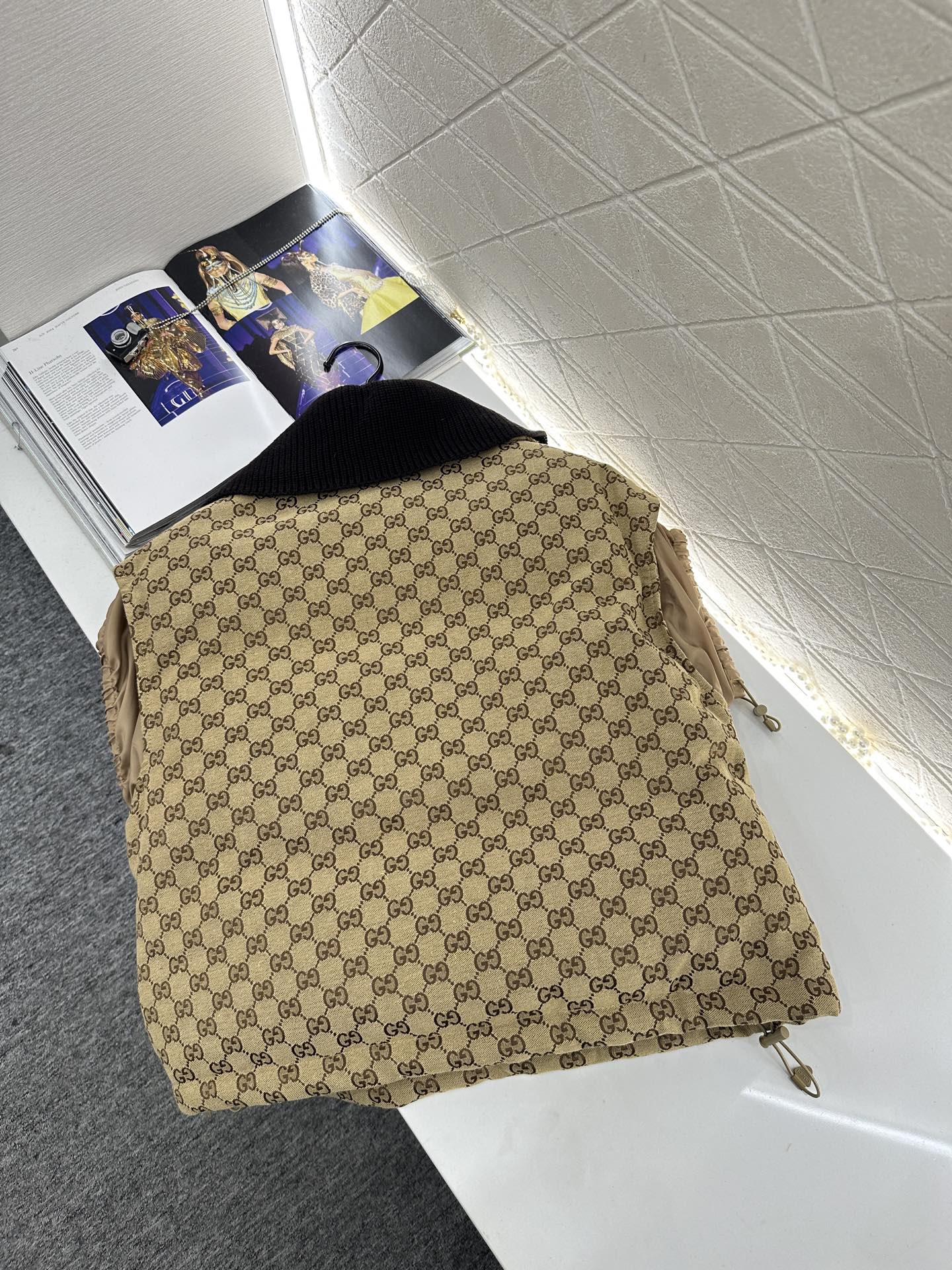 ♥Gucc*♥2025新品上架 翻领提花羽绒马甲定制YB进口提花材质，羽绒填充内里，整件轻盈保暖，成衣满