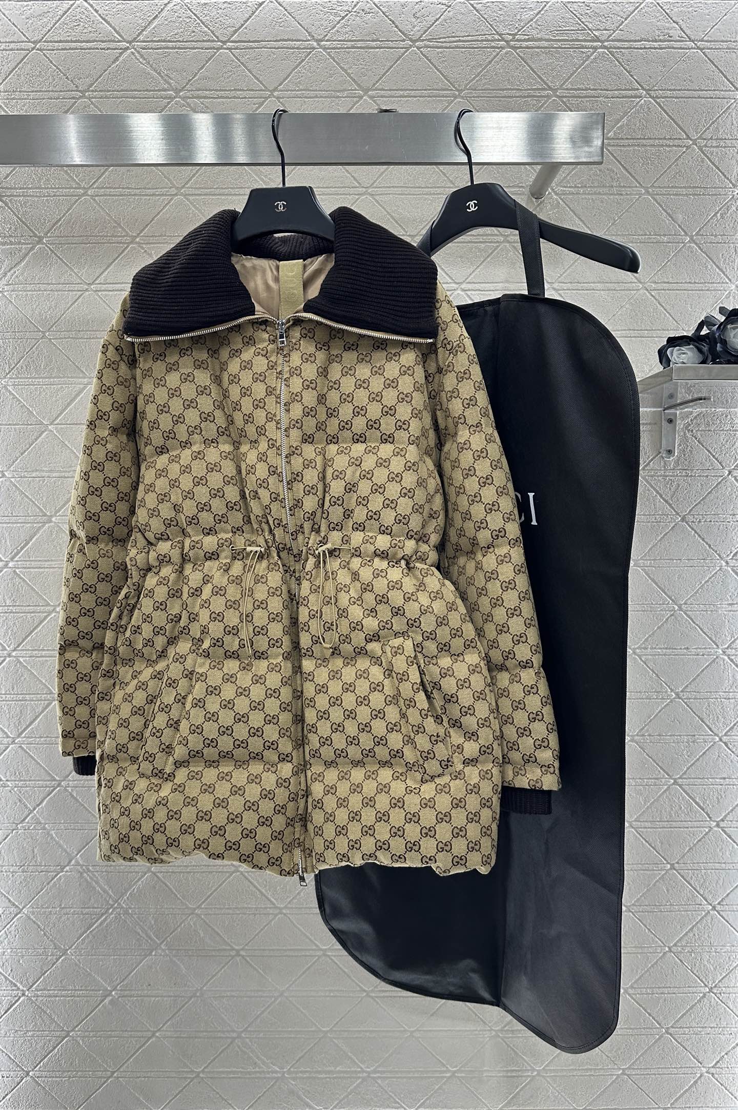 ♥Gucc*♥2025新品上架 提花中长款羽绒外套定制YB进口提花材质，羽绒填充内里，长方条形压纹，满铺