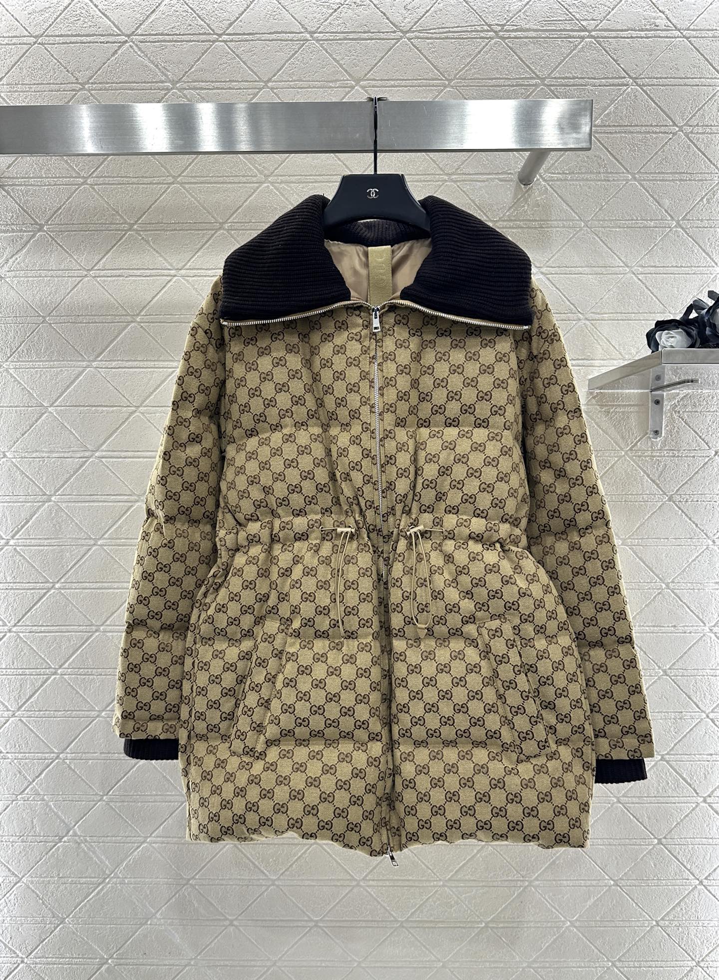 ♥Gucc*♥2025新品上架 提花中长款羽绒外套定制YB进口提花材质，羽绒填充内里，长方条形压纹，满铺