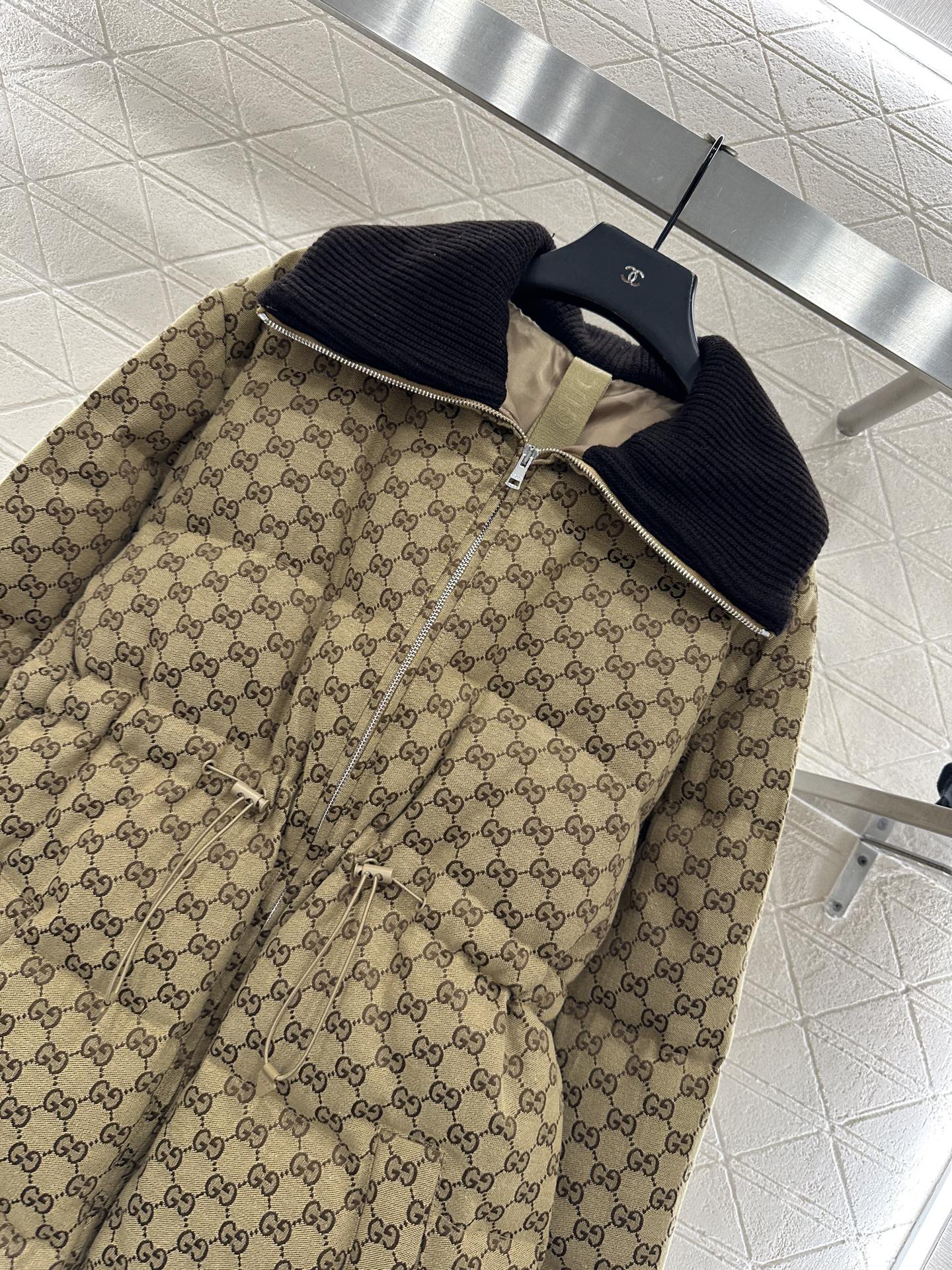 ♥Gucc*♥2025新品上架 提花中长款羽绒外套定制YB进口提花材质，羽绒填充内里，长方条形压纹，满铺