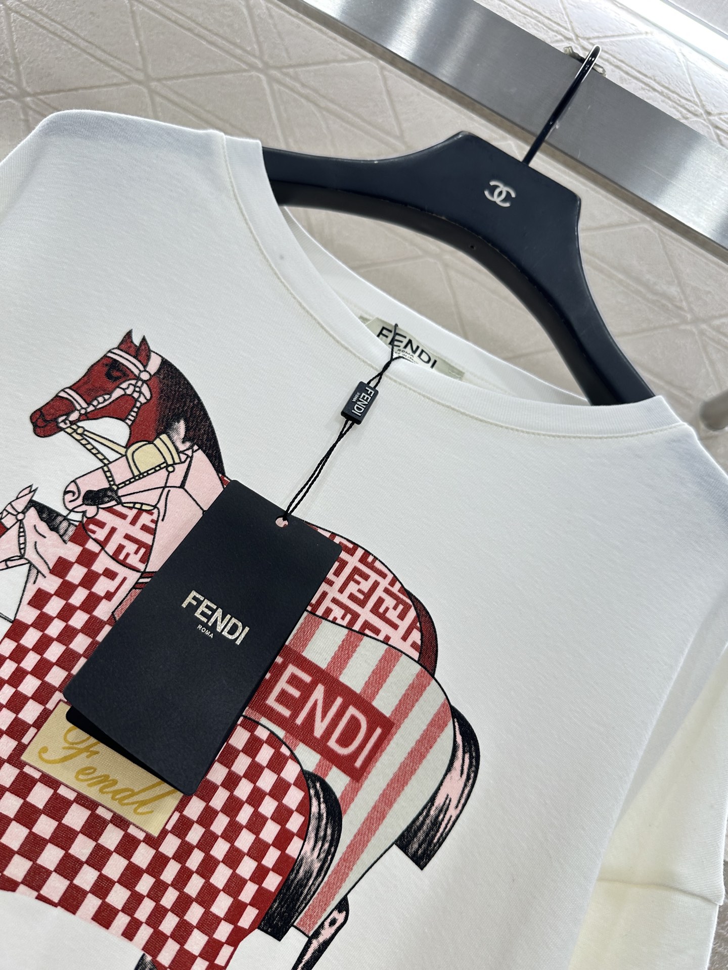 ♥Fend*♥2025新品上架 印花斜裁长袖上衣定制YB斜纹全棉材质，穿搭透气，弹力有型，不规则长袖上衣