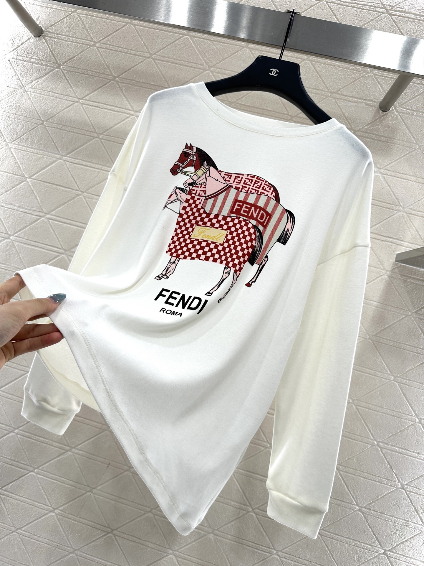 ♥Fend*♥2025新品上架 印花斜裁长袖上衣定制YB斜纹全棉材质，穿搭透气，弹力有型，不规则长袖上衣