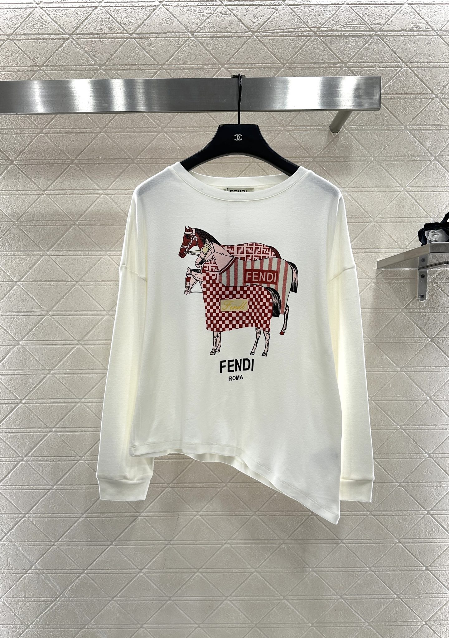 ♥Fend*♥2025新品上架 印花斜裁长袖上衣定制YB斜纹全棉材质，穿搭透气，弹力有型，不规则长袖上衣