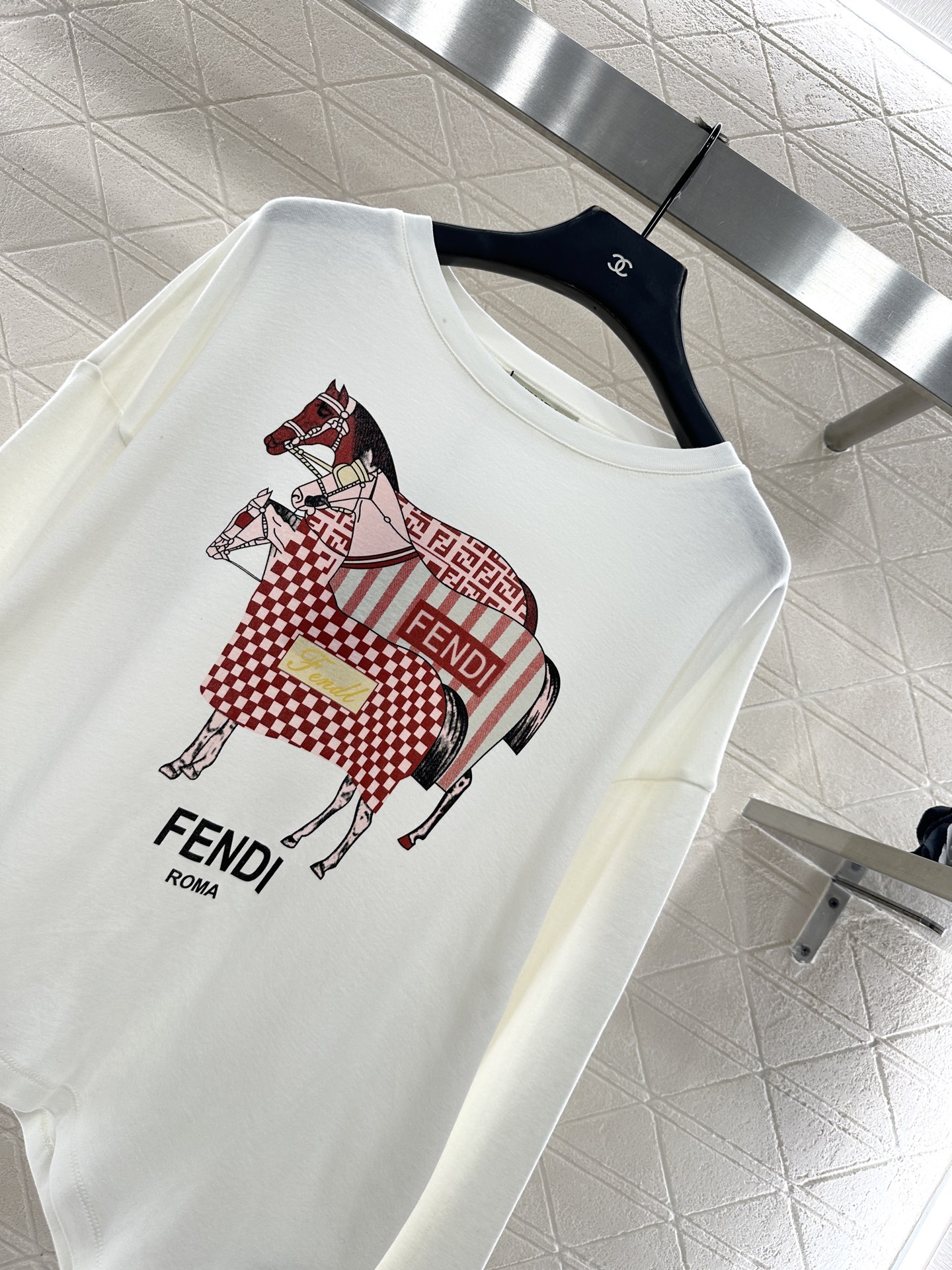 ♥Fend*♥2025新品上架 印花斜裁长袖上衣定制YB斜纹全棉材质，穿搭透气，弹力有型，不规则长袖上衣