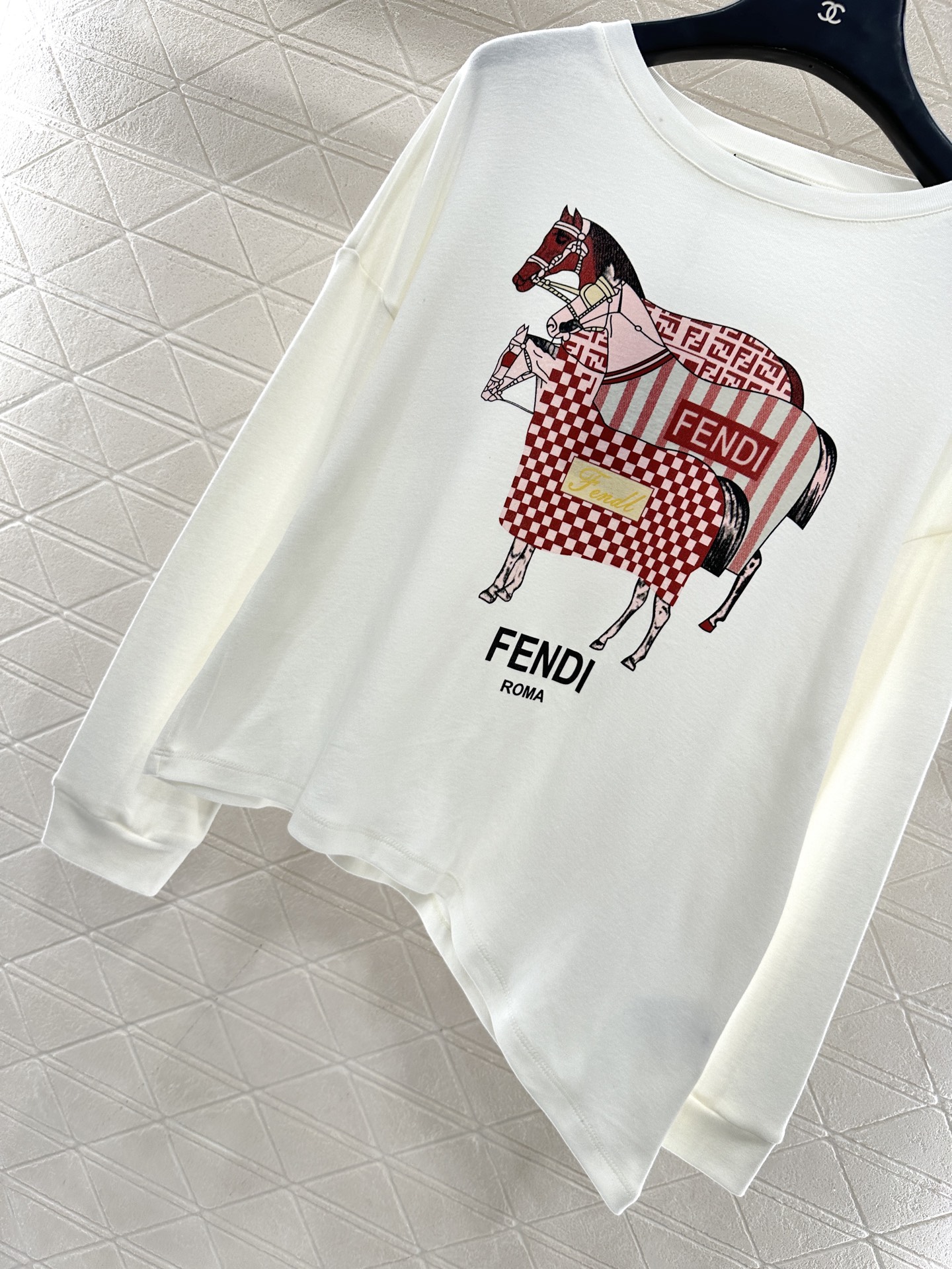 ♥Fend*♥2025新品上架 印花斜裁长袖上衣定制YB斜纹全棉材质，穿搭透气，弹力有型，不规则长袖上衣