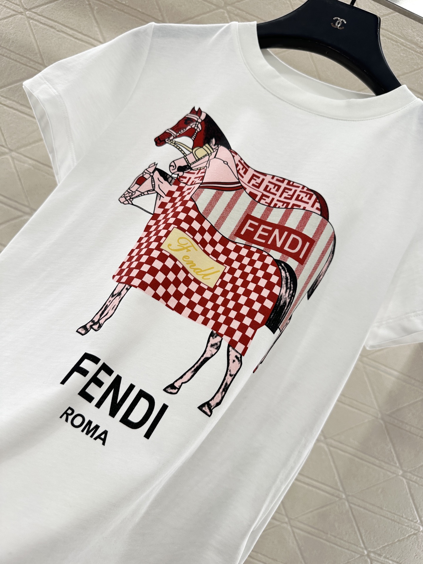 ♥Fend*♥2025新品上架 圆领赛马印花𝑇𝑒𝑒定制YB斜纹全棉材质，质感细腻，透气舒适，常规短袖T恤