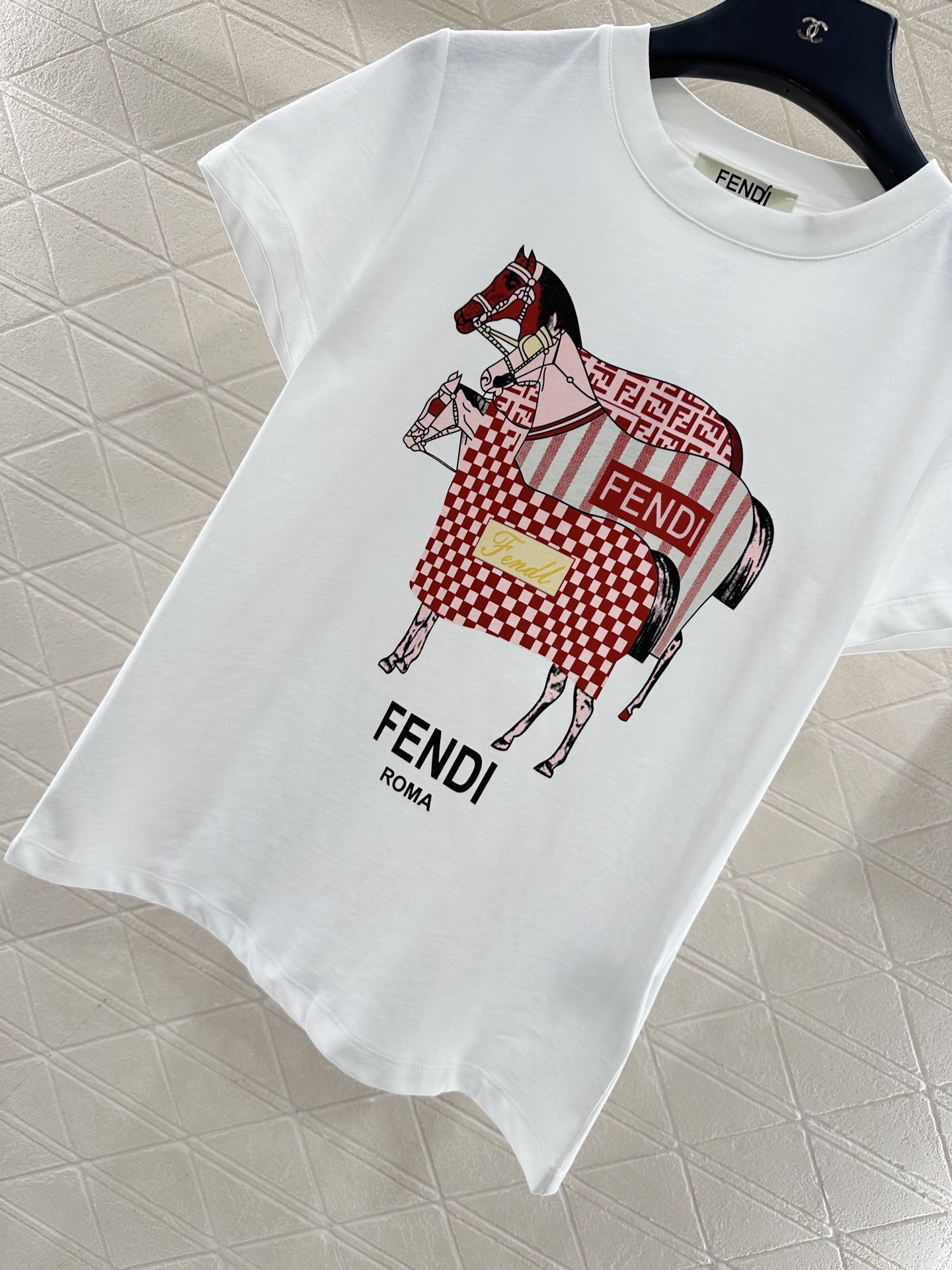 ♥Fend*♥2025新品上架 圆领赛马印花𝑇𝑒𝑒定制YB斜纹全棉材质，质感细腻，透气舒适，常规短袖T恤