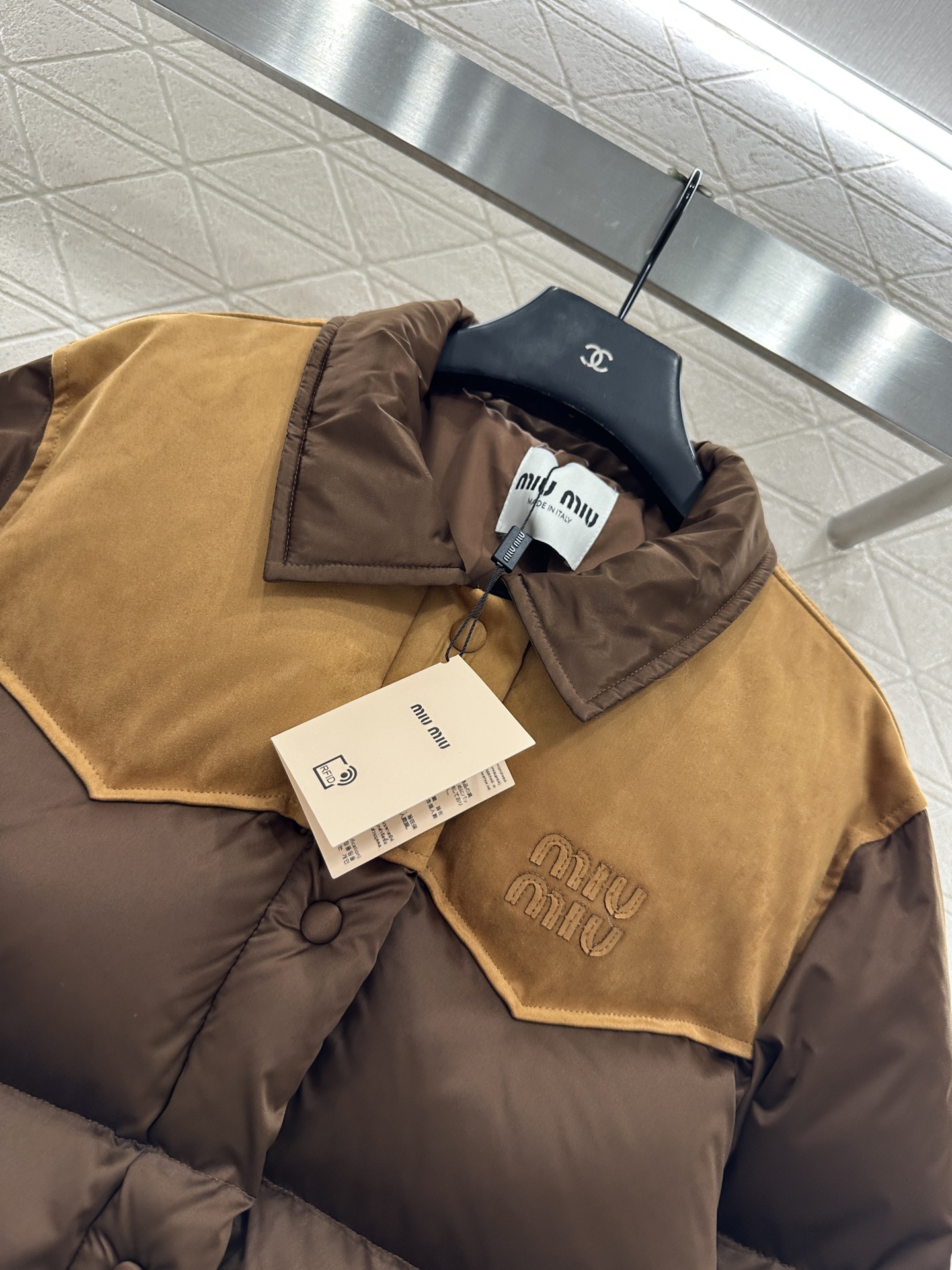 ♥Miumi*♥2025新品上架 翻领拼接撞色羽绒外套定制YB进口防风防水尼龙材质，羽绒填充内里，整件轻