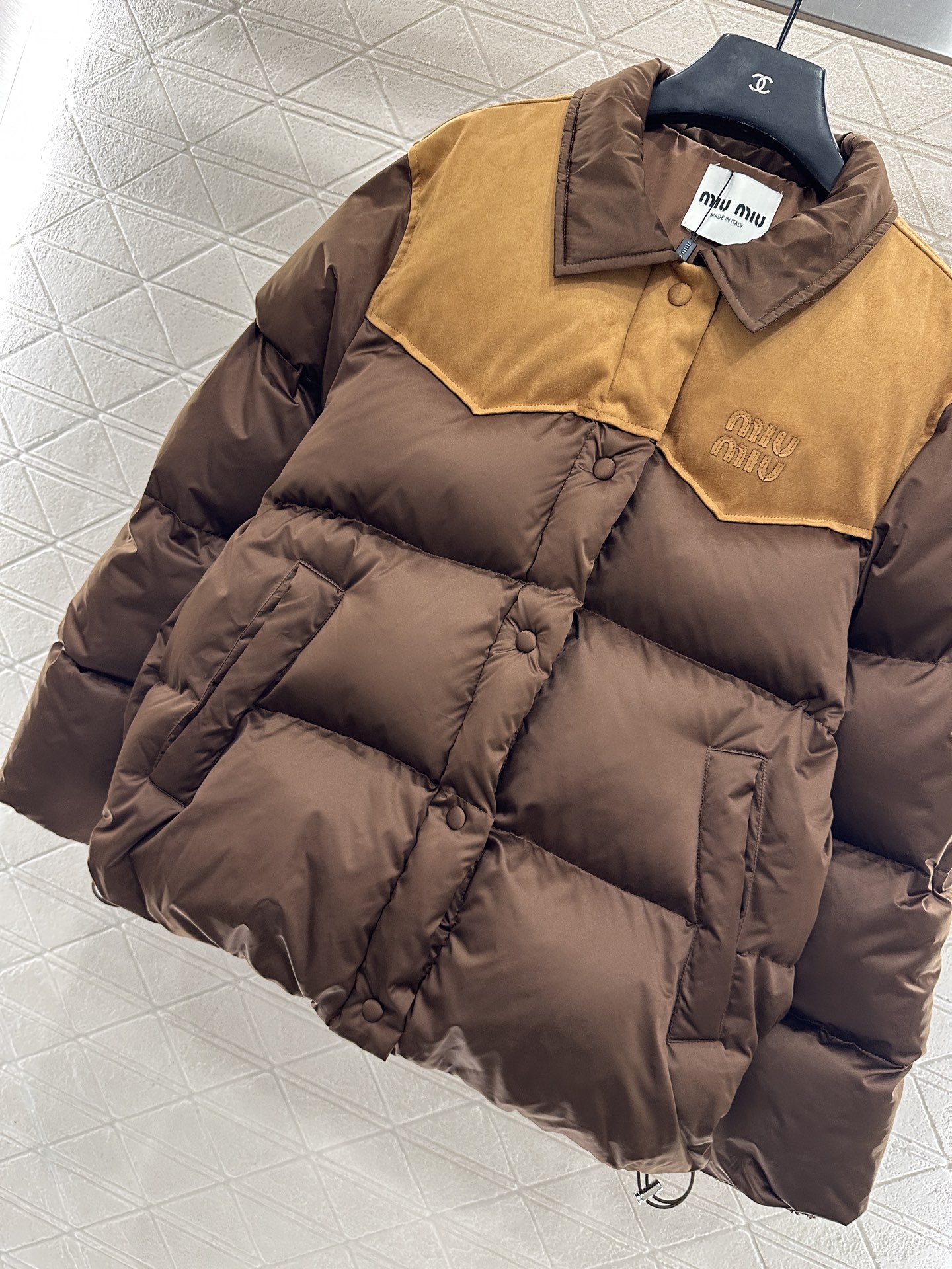 ♥Miumi*♥2025新品上架 翻领拼接撞色羽绒外套定制YB进口防风防水尼龙材质，羽绒填充内里，整件轻