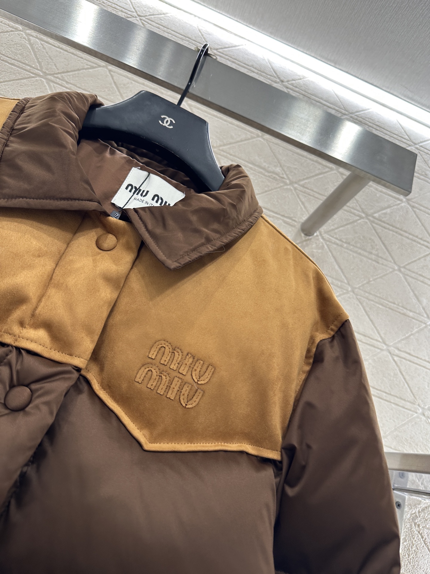 ♥Miumi*♥2025新品上架 翻领拼接撞色羽绒外套定制YB进口防风防水尼龙材质，羽绒填充内里，整件轻