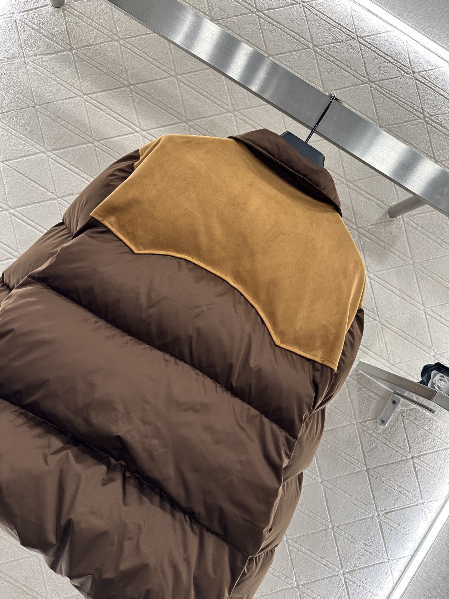 ♥Miumi*♥2025新品上架 翻领拼接撞色羽绒外套定制YB进口防风防水尼龙材质，羽绒填充内里，整件轻