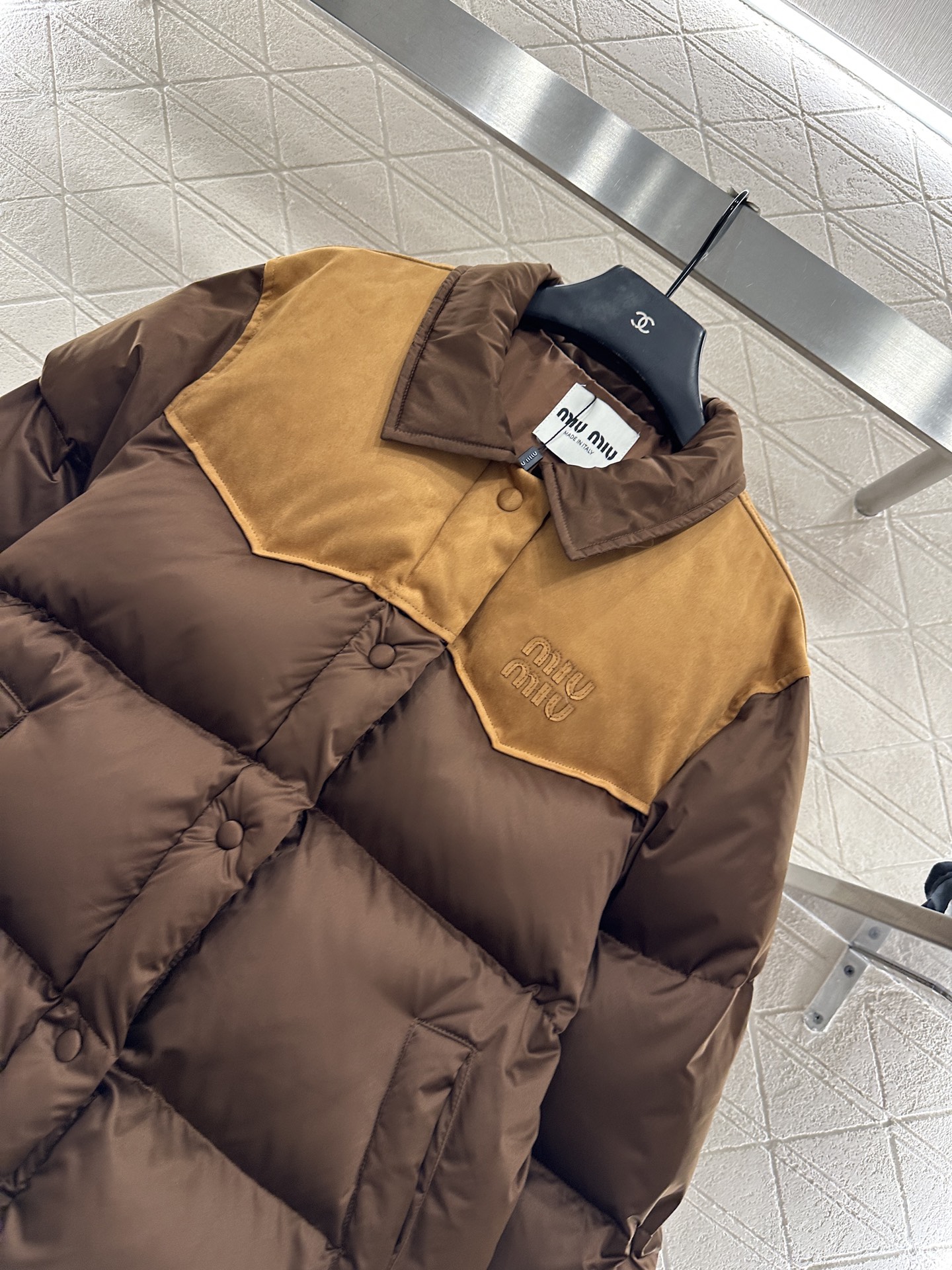 ♥Miumi*♥2025新品上架 翻领拼接撞色羽绒外套定制YB进口防风防水尼龙材质，羽绒填充内里，整件轻