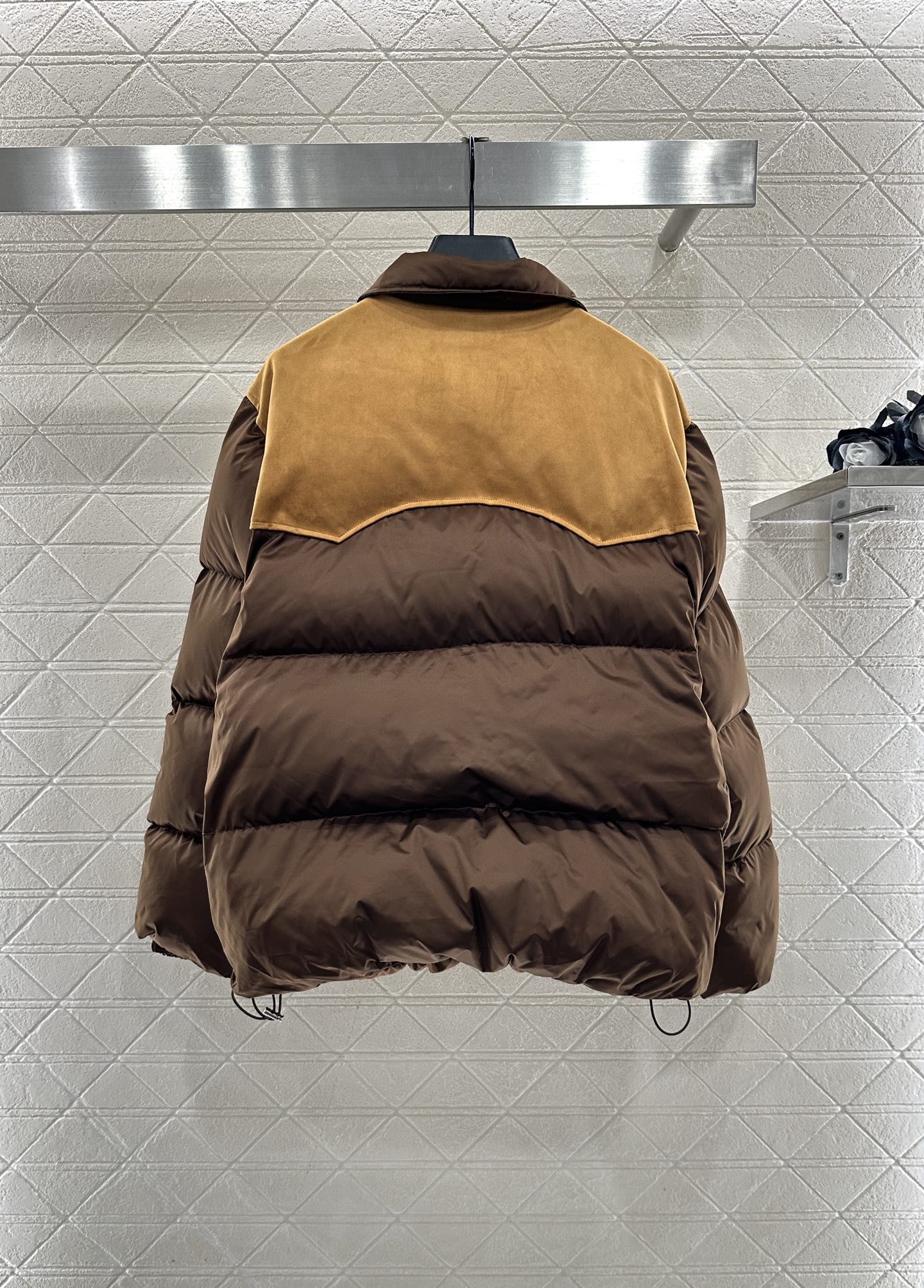 ♥Miumi*♥2025新品上架 翻领拼接撞色羽绒外套定制YB进口防风防水尼龙材质，羽绒填充内里，整件轻