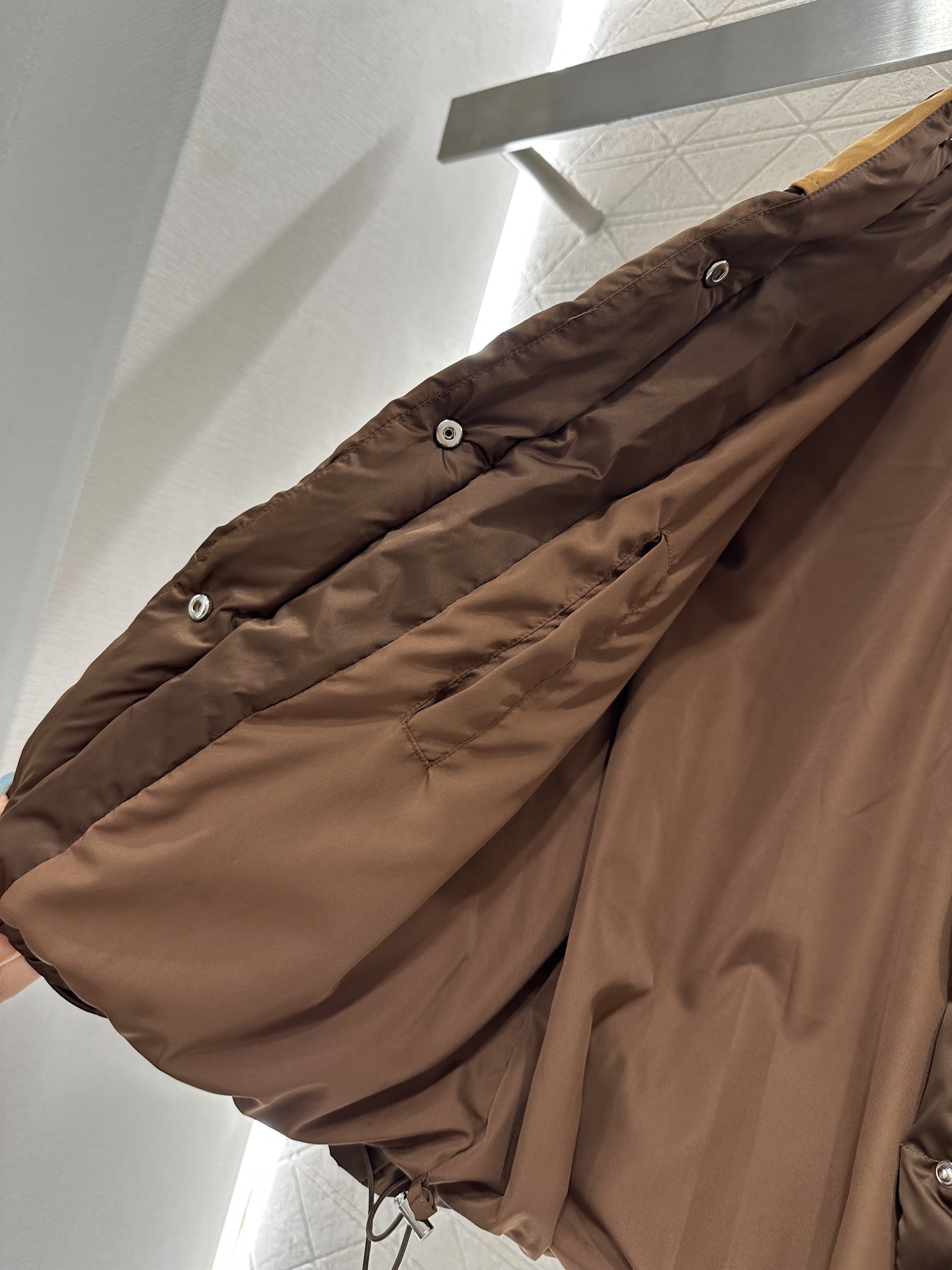 ♥Miumi*♥2025新品上架 翻领拼接撞色羽绒外套定制YB进口防风防水尼龙材质，羽绒填充内里，整件轻