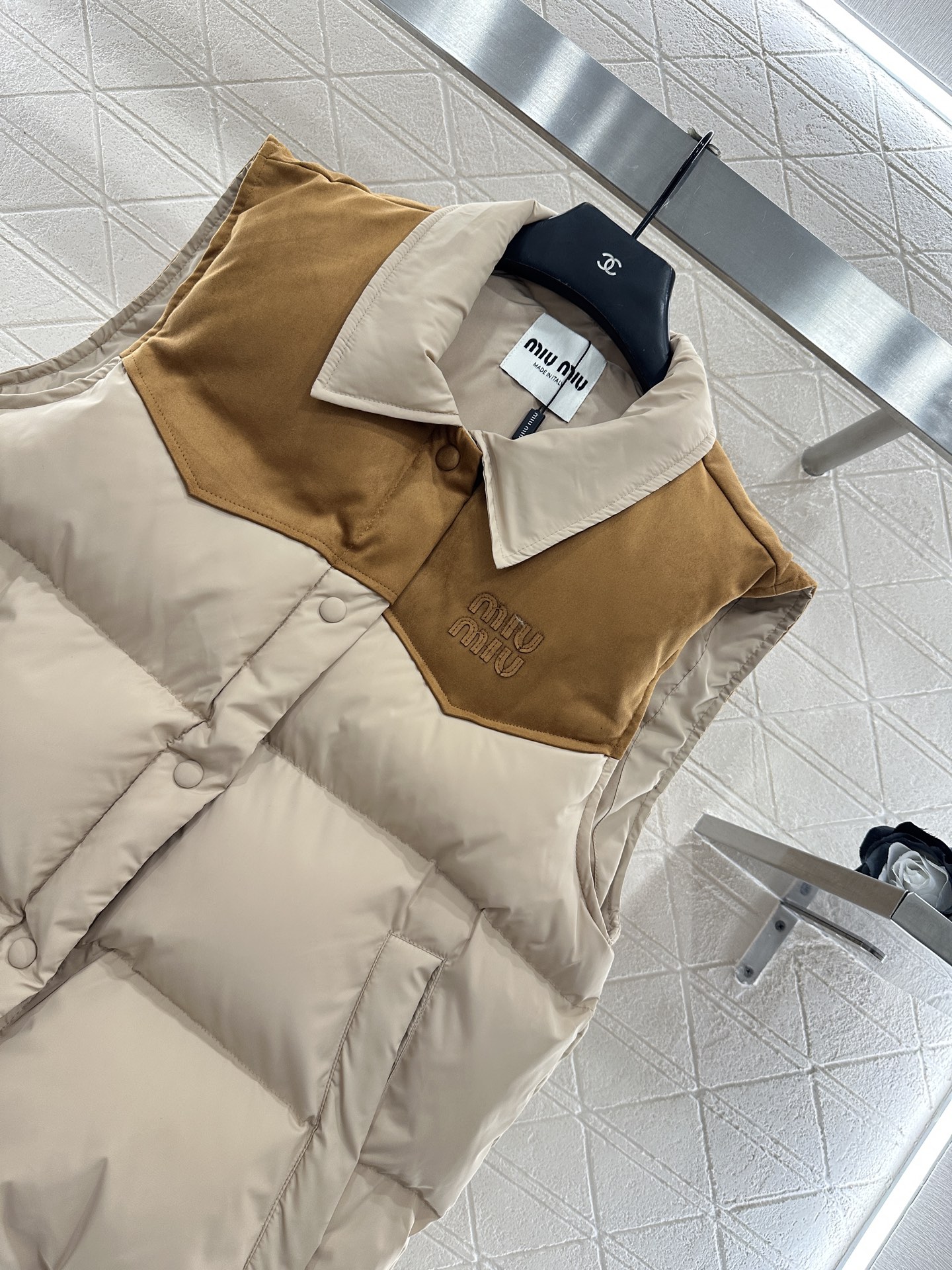 ♥Miumi*♥2025新品上架 翻领拼接撞色羽绒马甲定制YB进口防风防水尼龙材质，羽绒填充内里，整件轻