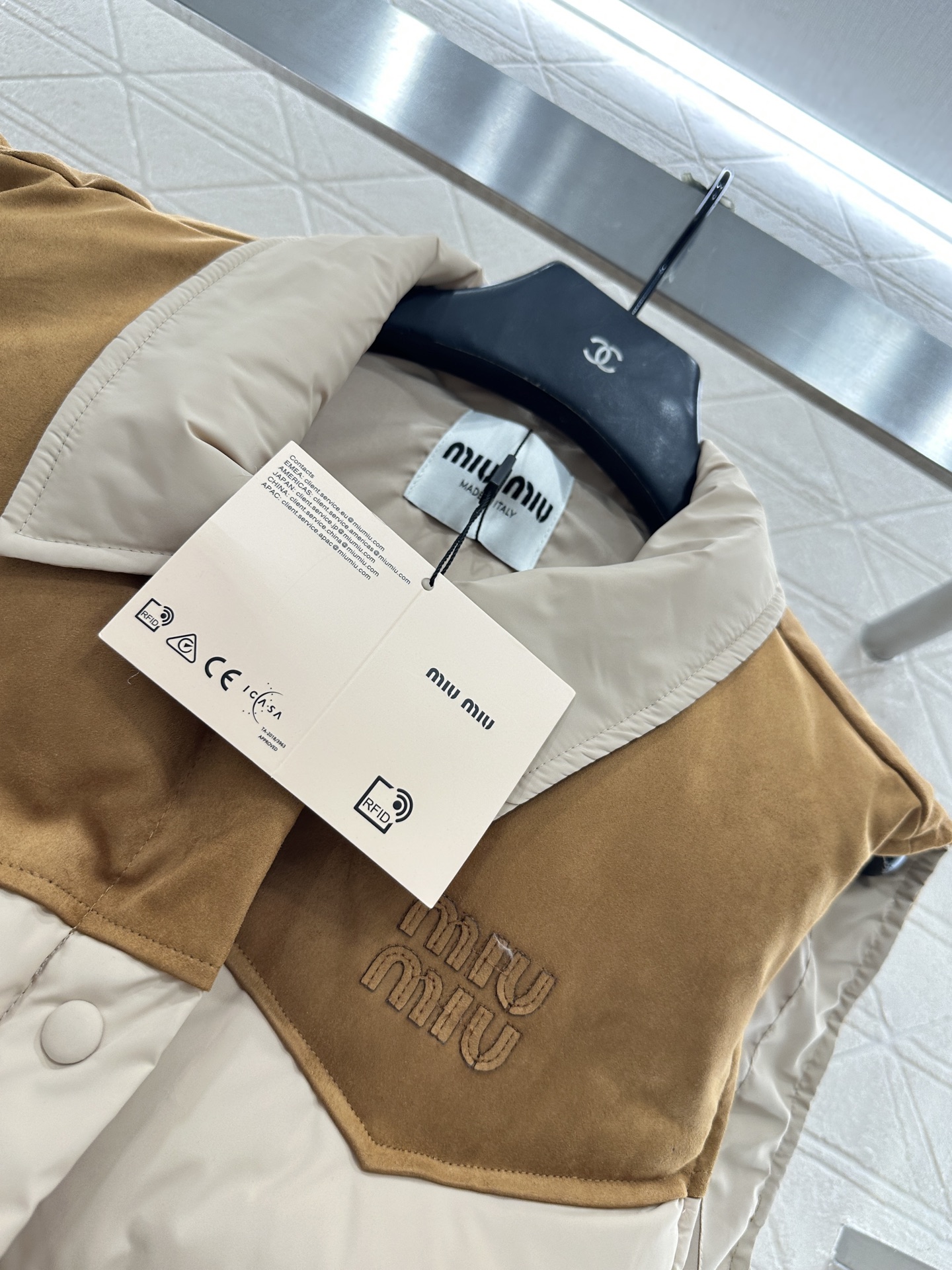 ♥Miumi*♥2025新品上架 翻领拼接撞色羽绒马甲定制YB进口防风防水尼龙材质，羽绒填充内里，整件轻