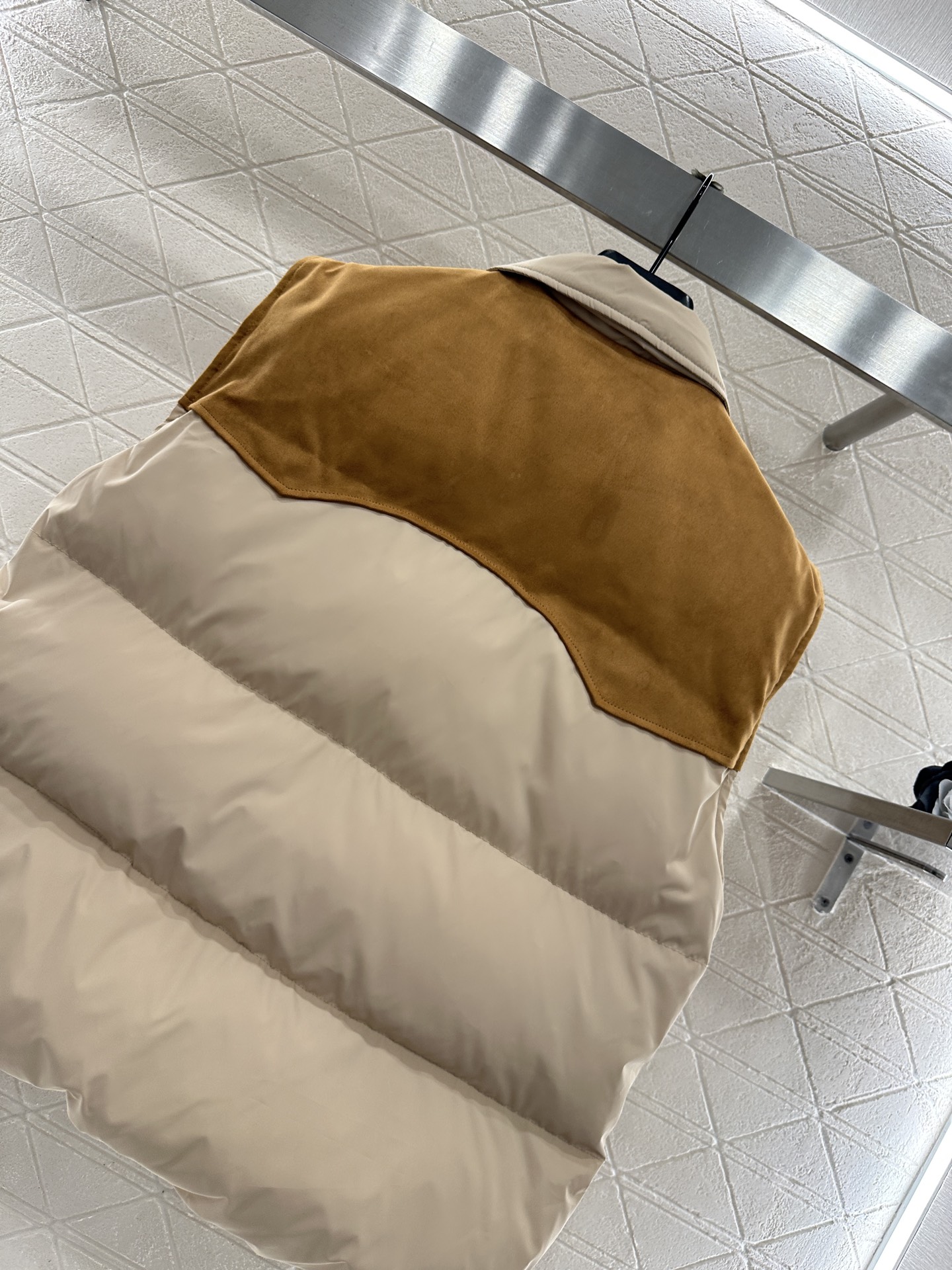 ♥Miumi*♥2025新品上架 翻领拼接撞色羽绒马甲定制YB进口防风防水尼龙材质，羽绒填充内里，整件轻