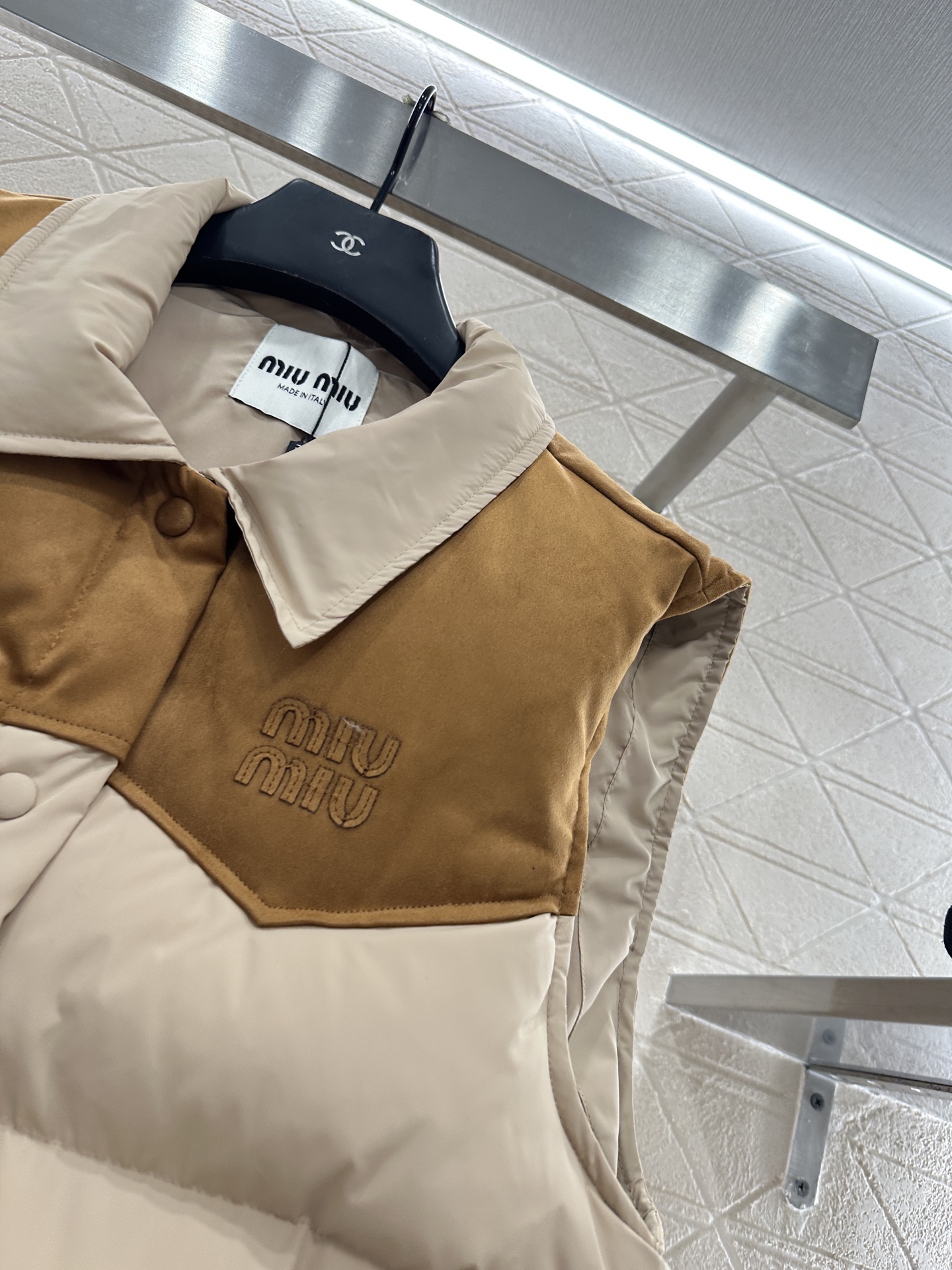 ♥Miumi*♥2025新品上架 翻领拼接撞色羽绒马甲定制YB进口防风防水尼龙材质，羽绒填充内里，整件轻