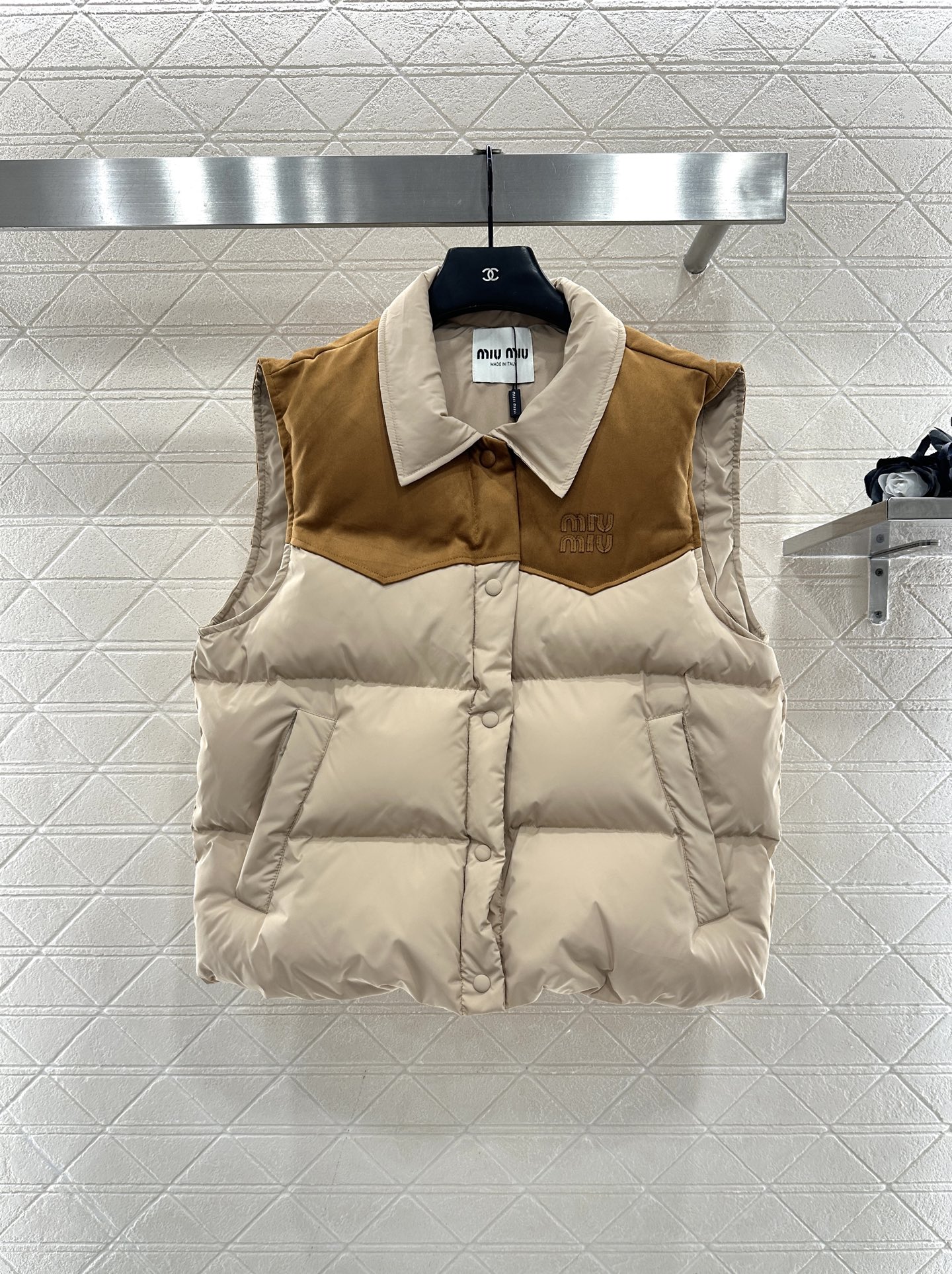 ♥Miumi*♥2025新品上架 翻领拼接撞色羽绒马甲定制YB进口防风防水尼龙材质，羽绒填充内里，整件轻