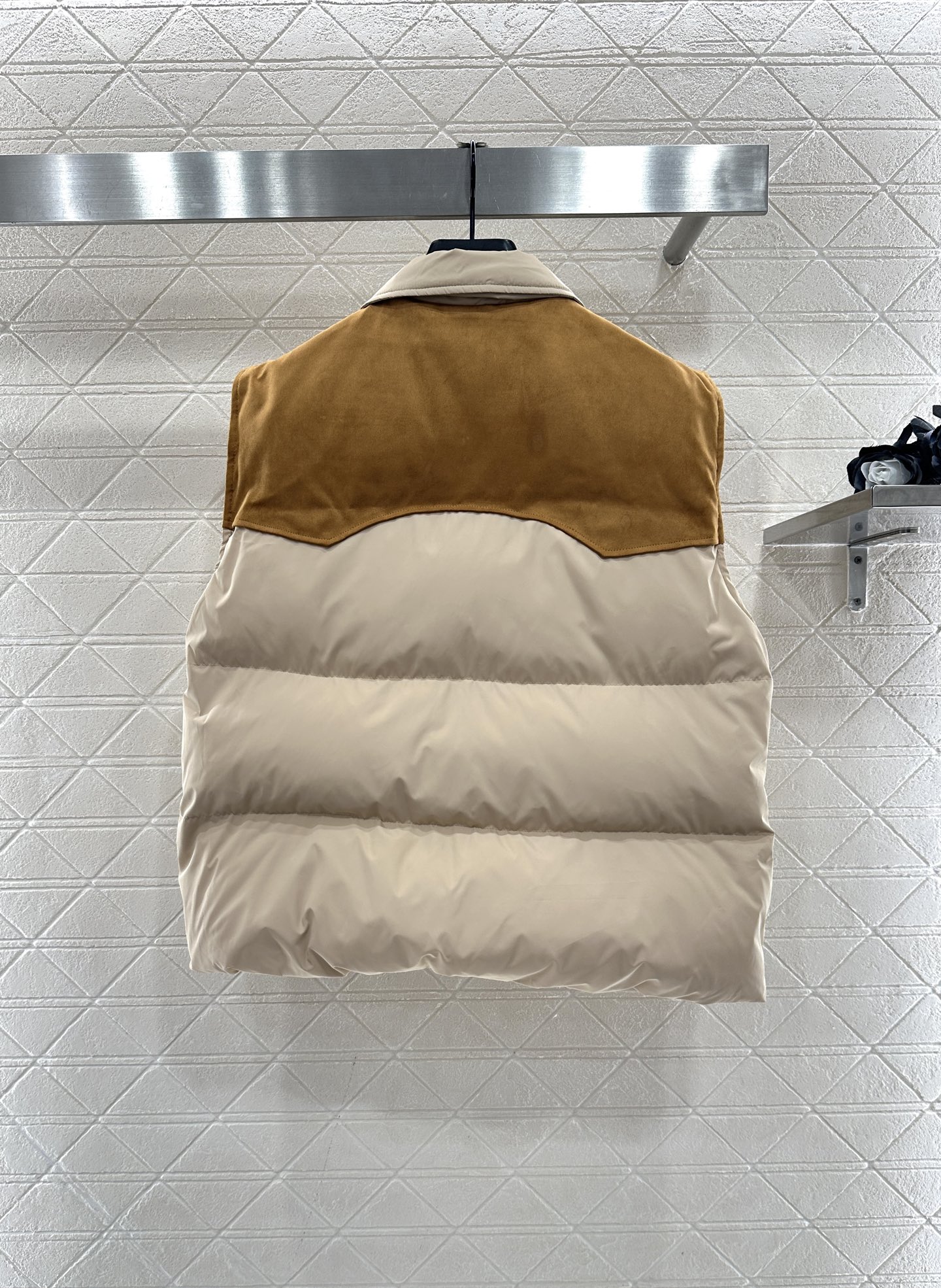 ♥Miumi*♥2025新品上架 翻领拼接撞色羽绒马甲定制YB进口防风防水尼龙材质，羽绒填充内里，整件轻