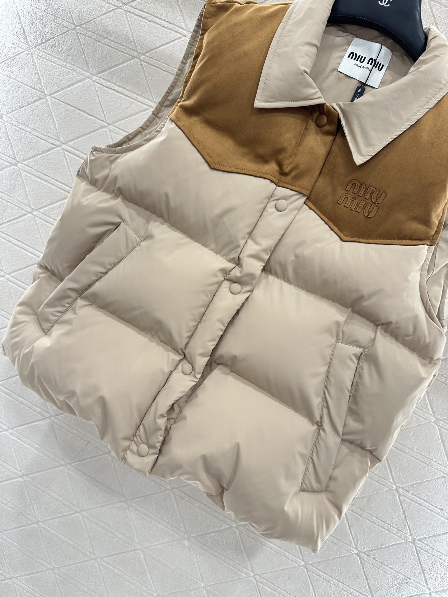 ♥Miumi*♥2025新品上架 翻领拼接撞色羽绒马甲定制YB进口防风防水尼龙材质，羽绒填充内里，整件轻