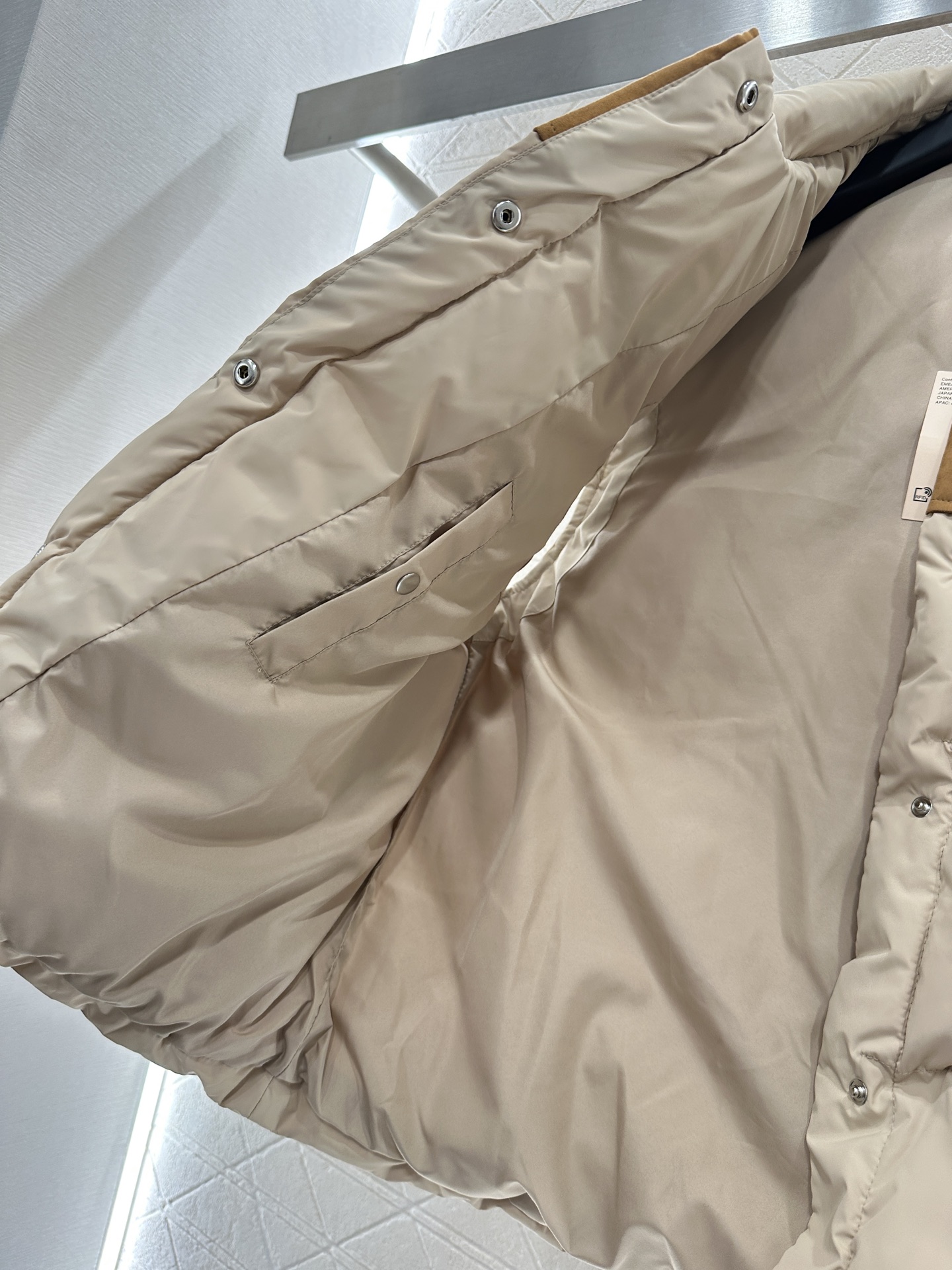 ♥Miumi*♥2025新品上架 翻领拼接撞色羽绒马甲定制YB进口防风防水尼龙材质，羽绒填充内里，整件轻