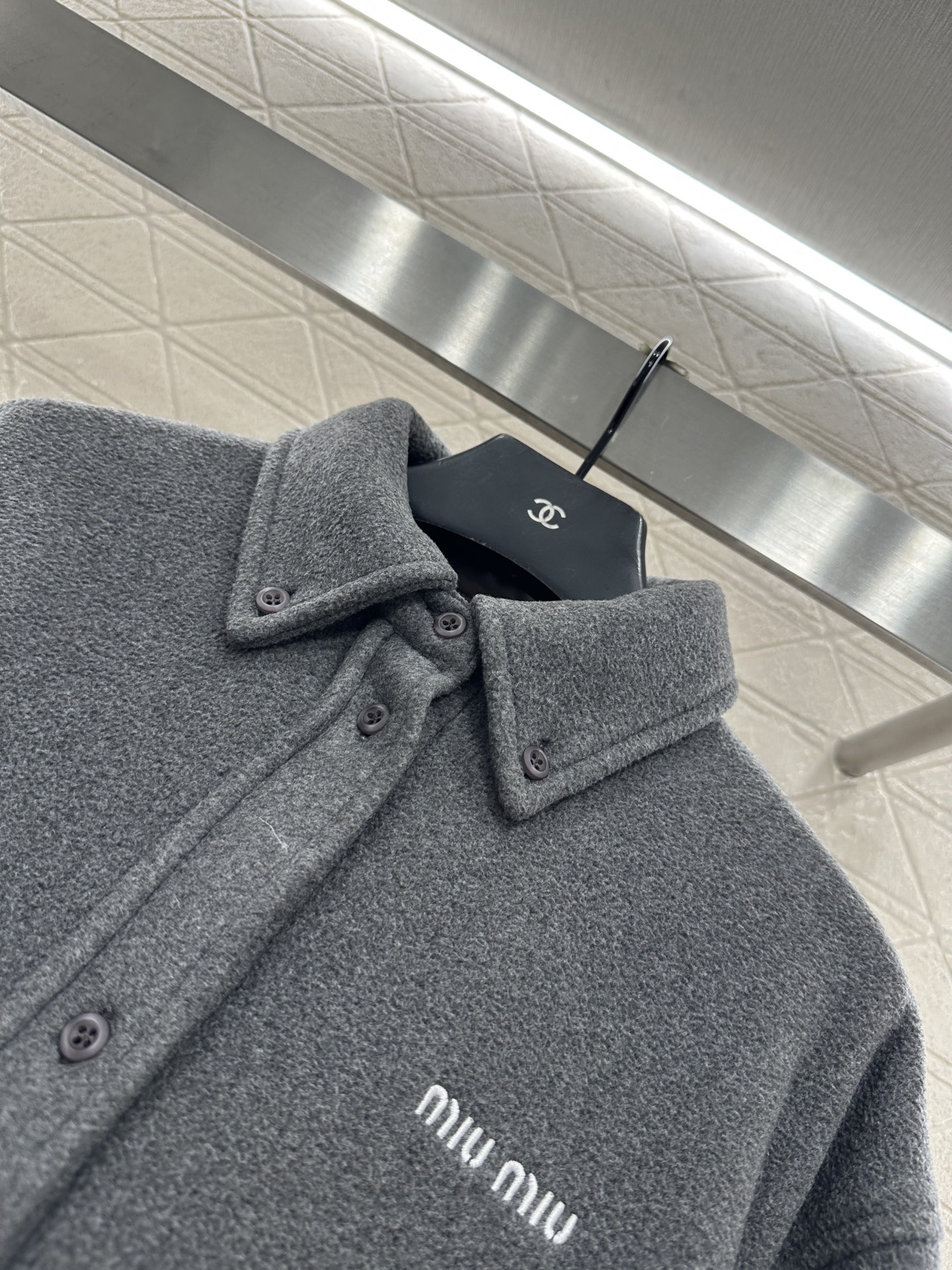 ♥Miumi*♥2025新品上架 羊毛呢衬衫外套定制YB进口羊毛呢材质，质感细腻，穿搭舒适保暖，翻领衬衣