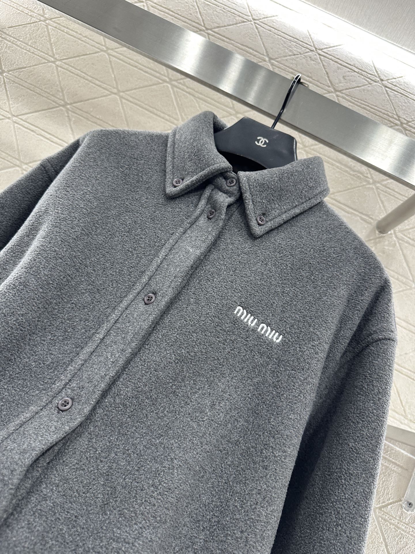 ♥Miumi*♥2025新品上架 羊毛呢衬衫外套定制YB进口羊毛呢材质，质感细腻，穿搭舒适保暖，翻领衬衣