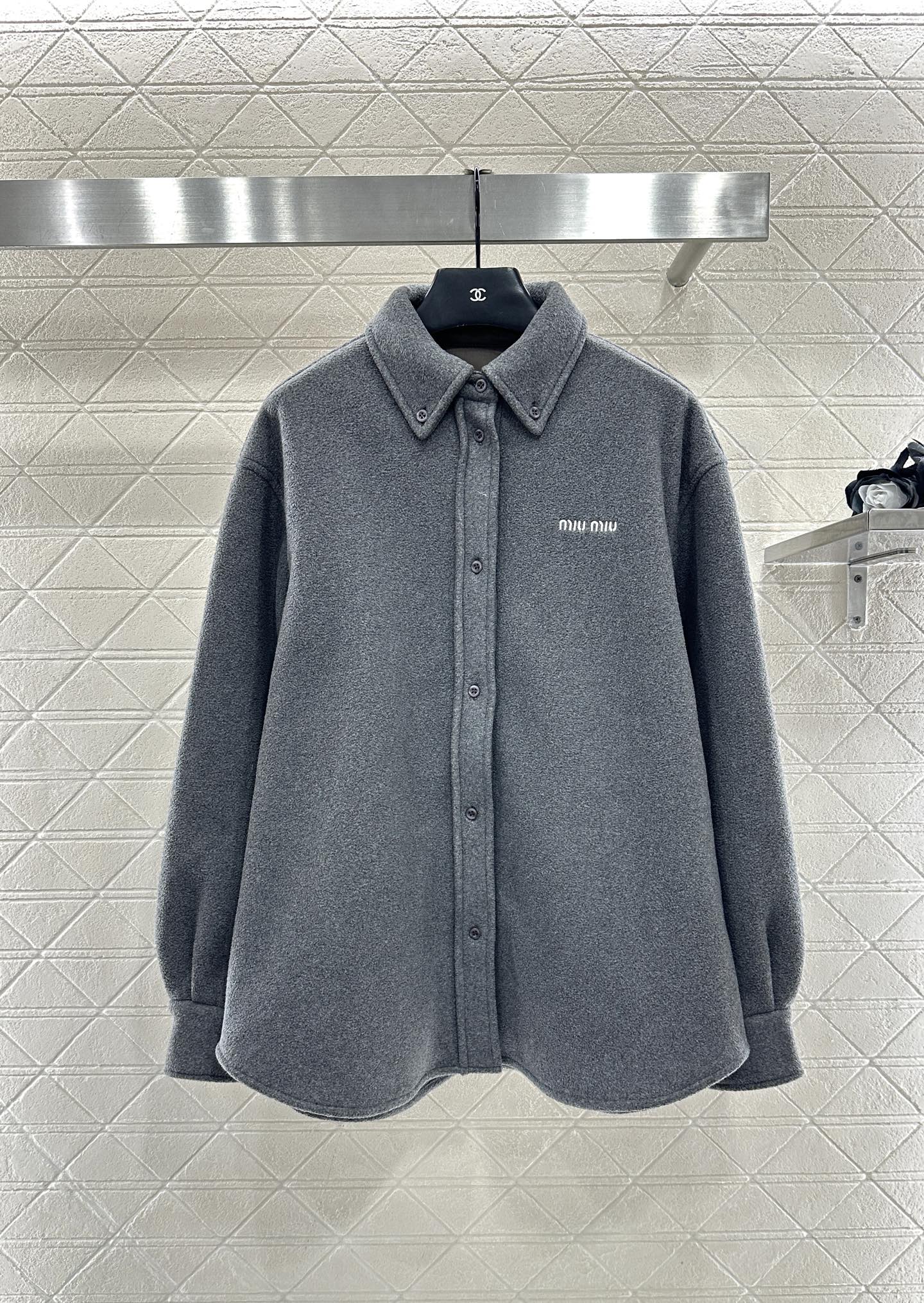 ♥Miumi*♥2025新品上架 羊毛呢衬衫外套定制YB进口羊毛呢材质，质感细腻，穿搭舒适保暖，翻领衬衣