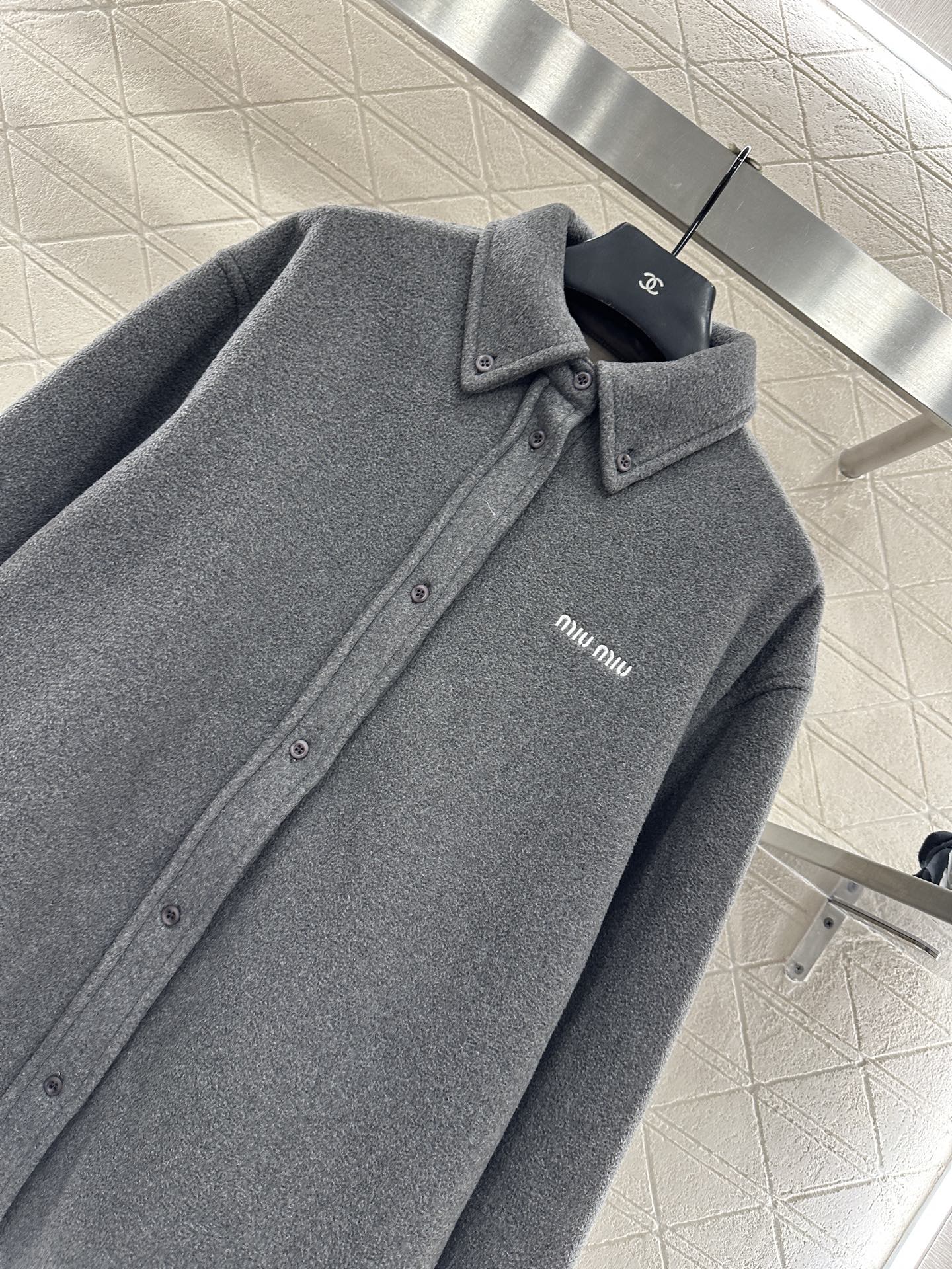 ♥Miumi*♥2025新品上架 羊毛呢衬衫外套定制YB进口羊毛呢材质，质感细腻，穿搭舒适保暖，翻领衬衣