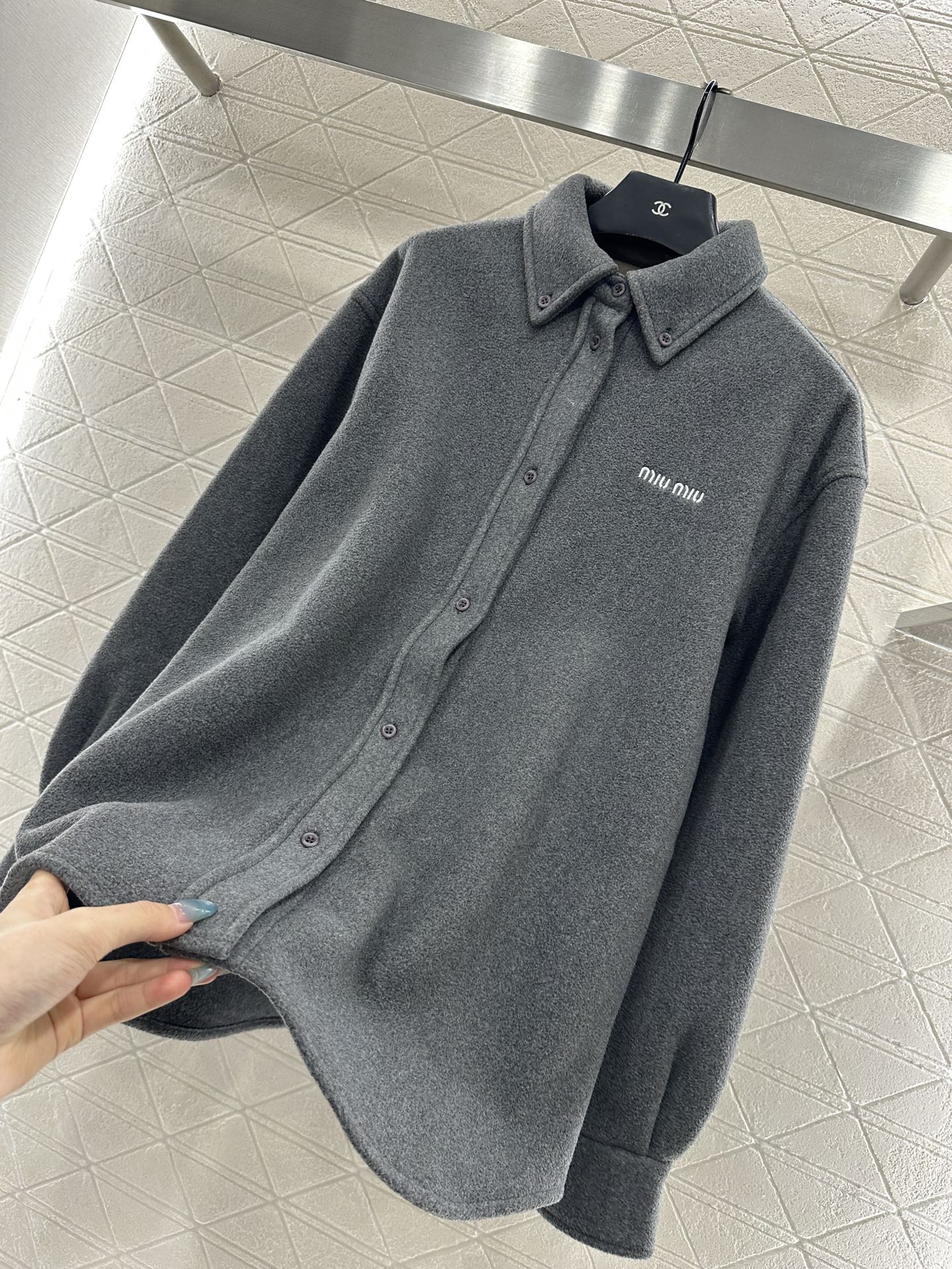 ♥Miumi*♥2025新品上架 羊毛呢衬衫外套定制YB进口羊毛呢材质，质感细腻，穿搭舒适保暖，翻领衬衣