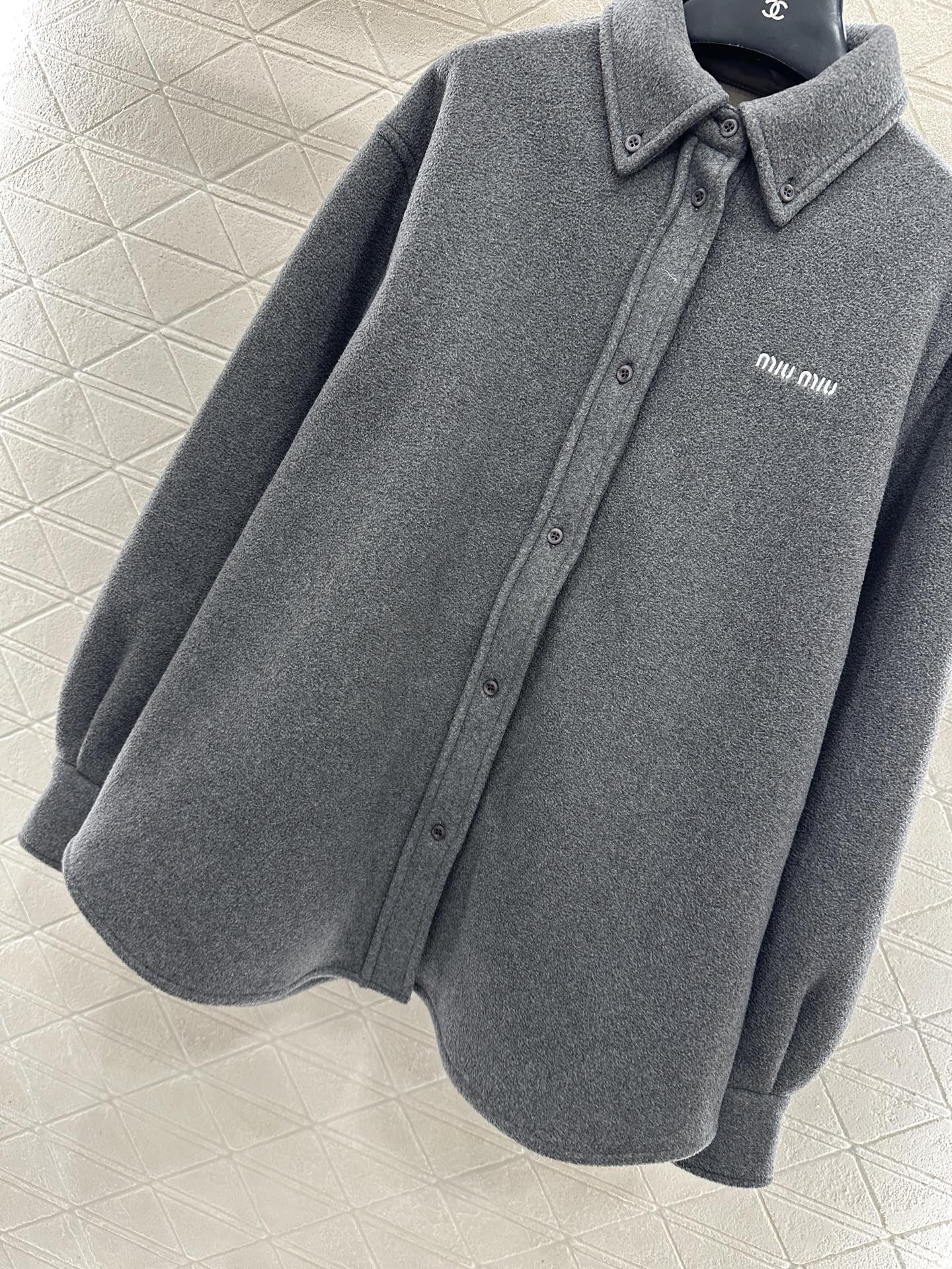 ♥Miumi*♥2025新品上架 羊毛呢衬衫外套定制YB进口羊毛呢材质，质感细腻，穿搭舒适保暖，翻领衬衣