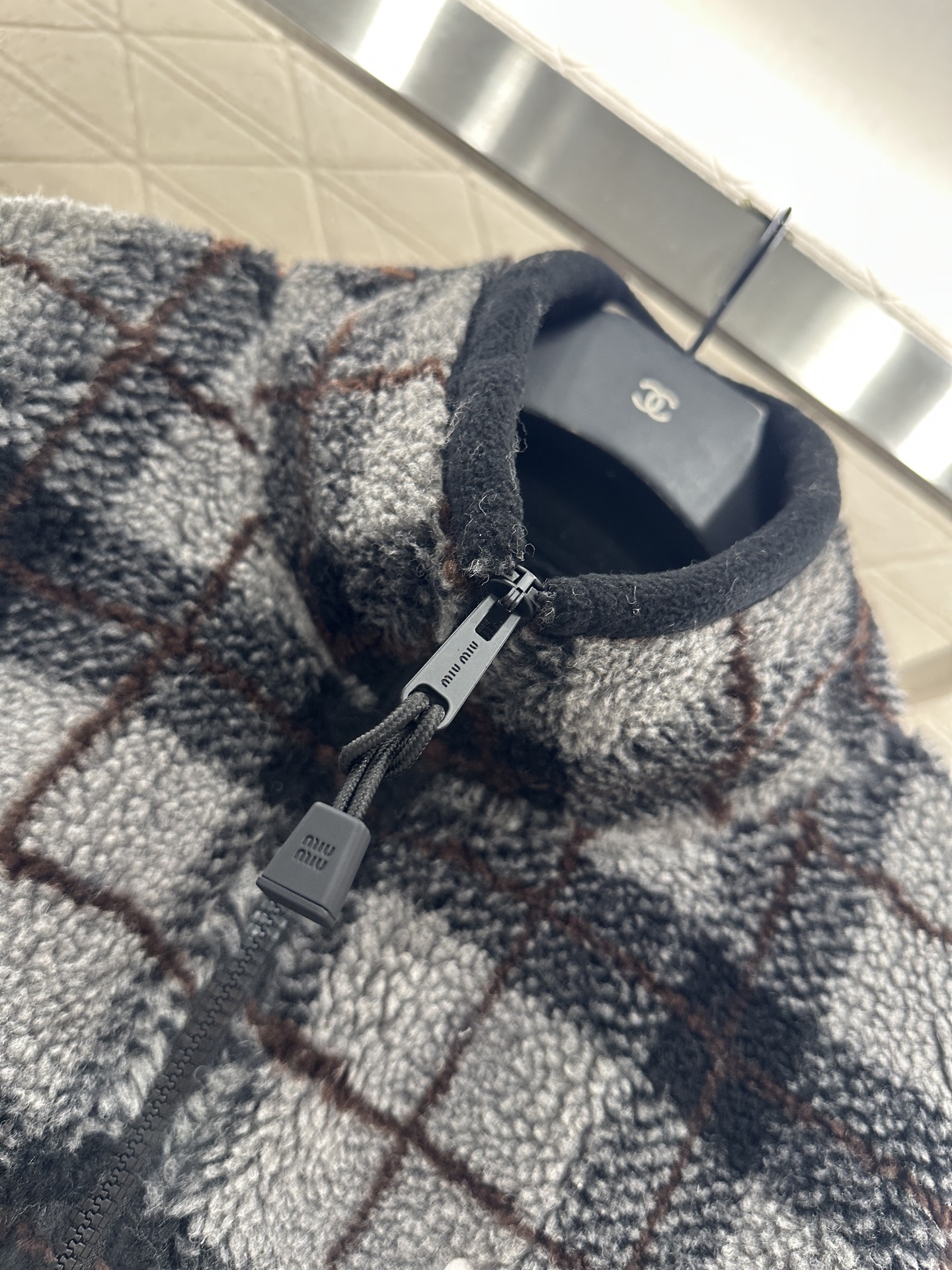 ♥Miumi♥2025新品上架 对格对条泰迪毛绒外套通体饰以泰迪羊毛绒材质，质感柔软舒适，时髦洋气，立领